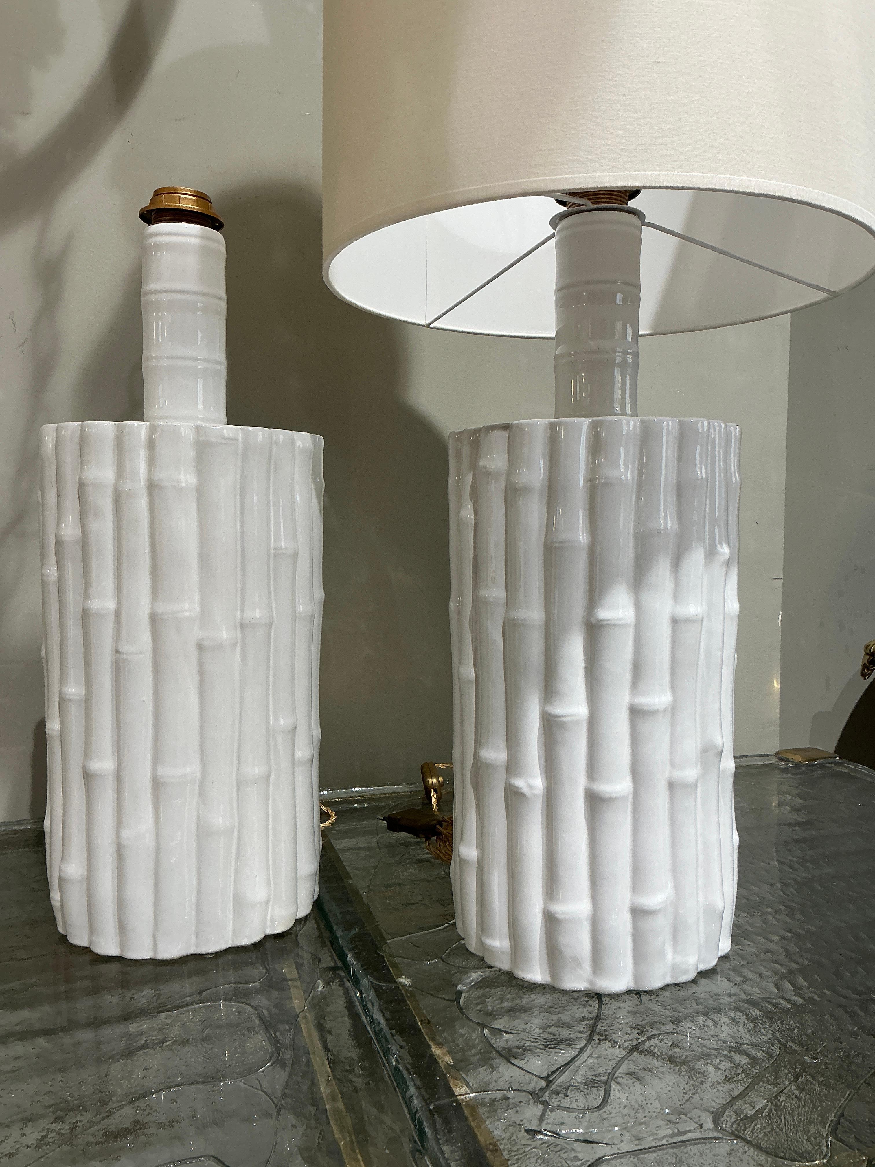 Français Grande paire de lampes en céramique française circa 1970 en vente