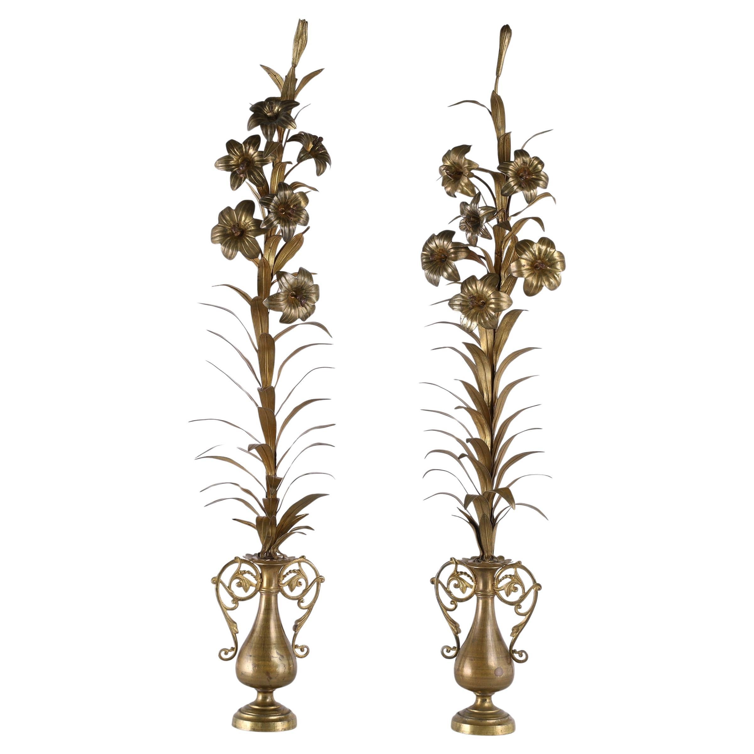 Pareja alta de guarniciones o esculturas florales italianas de latón en venta