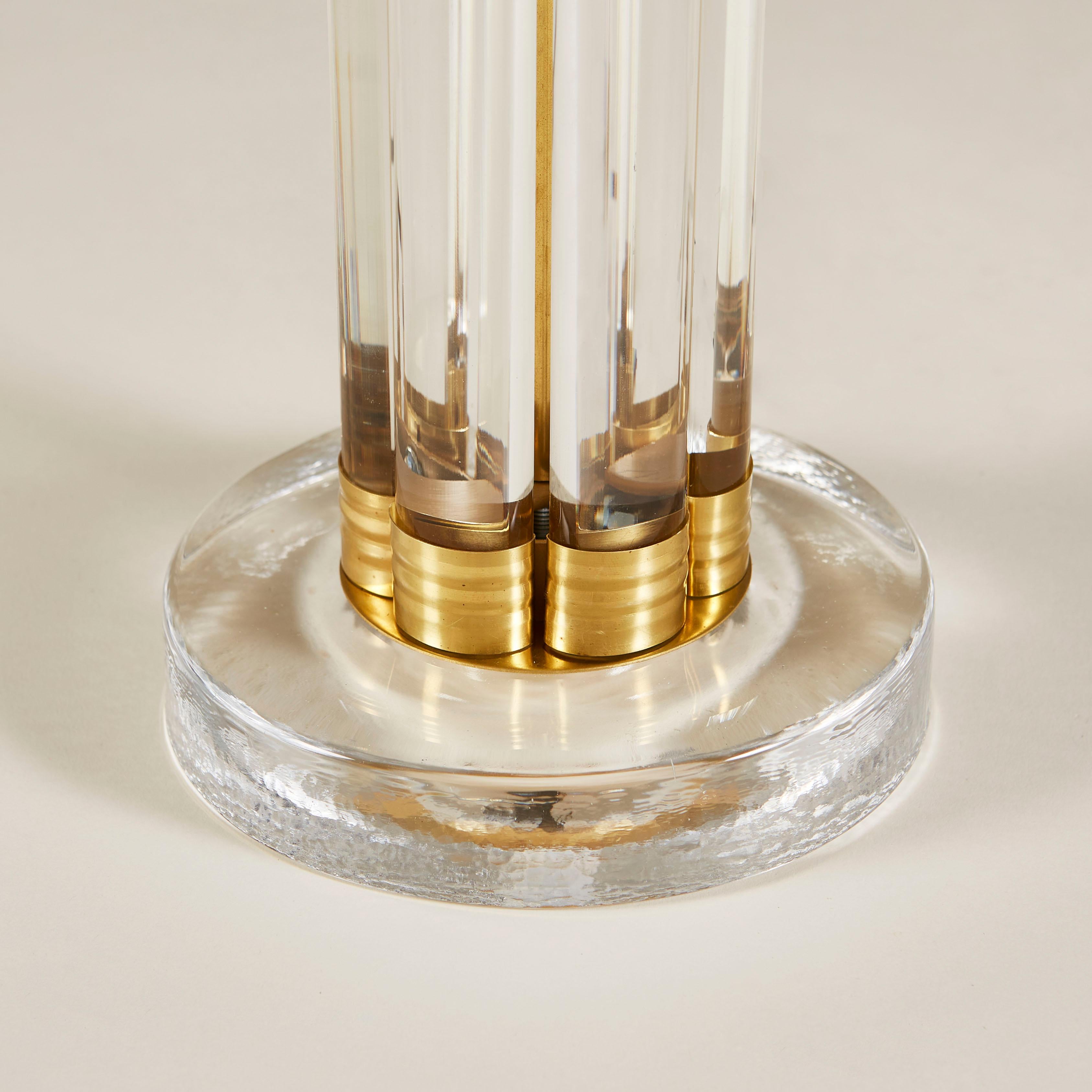Großes Paar italienischer Murano-Säulenlampen aus klarem Glas und Messing (21. Jahrhundert und zeitgenössisch) im Angebot