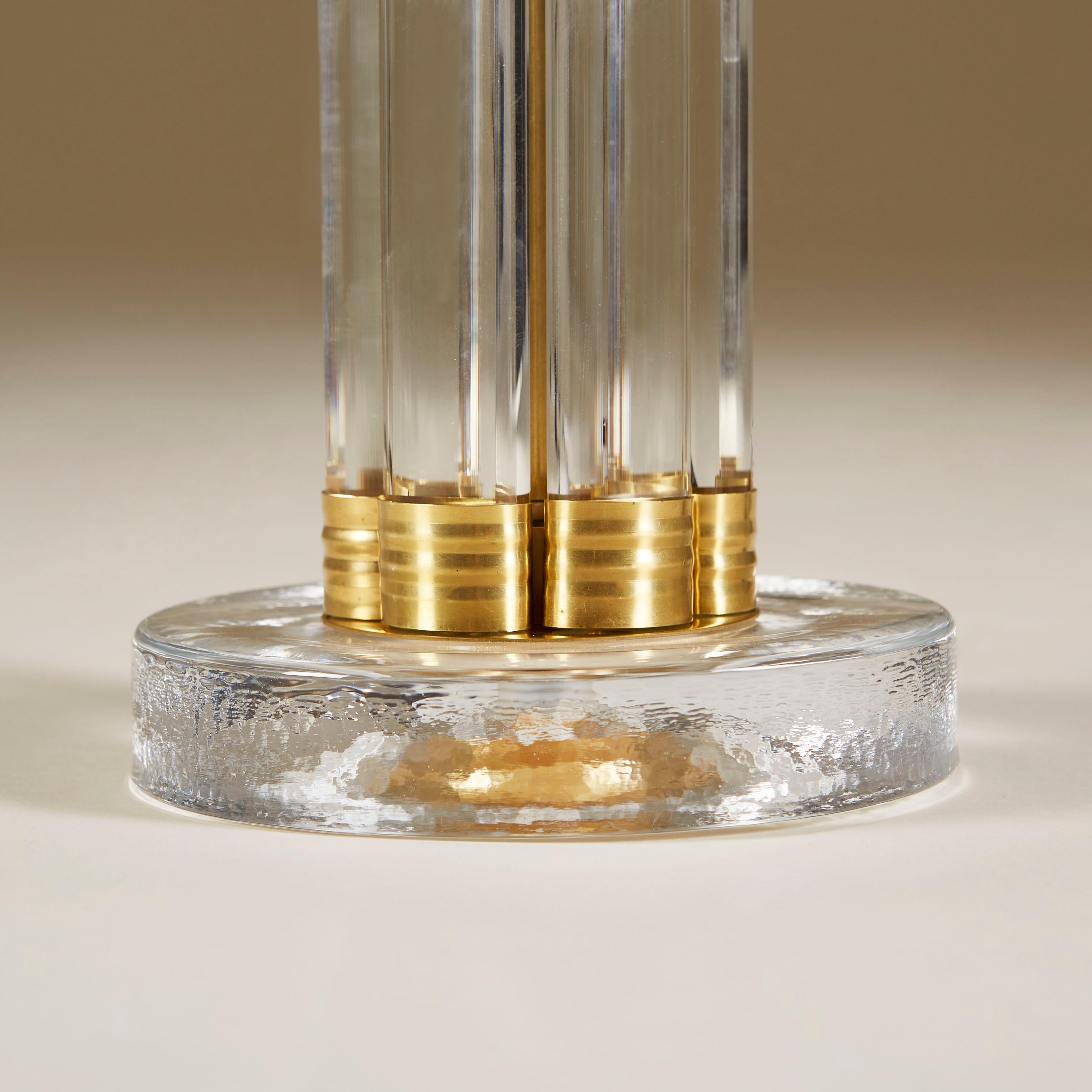 Großes Paar italienischer Murano-Säulenlampen aus klarem Glas und Messing im Angebot 1