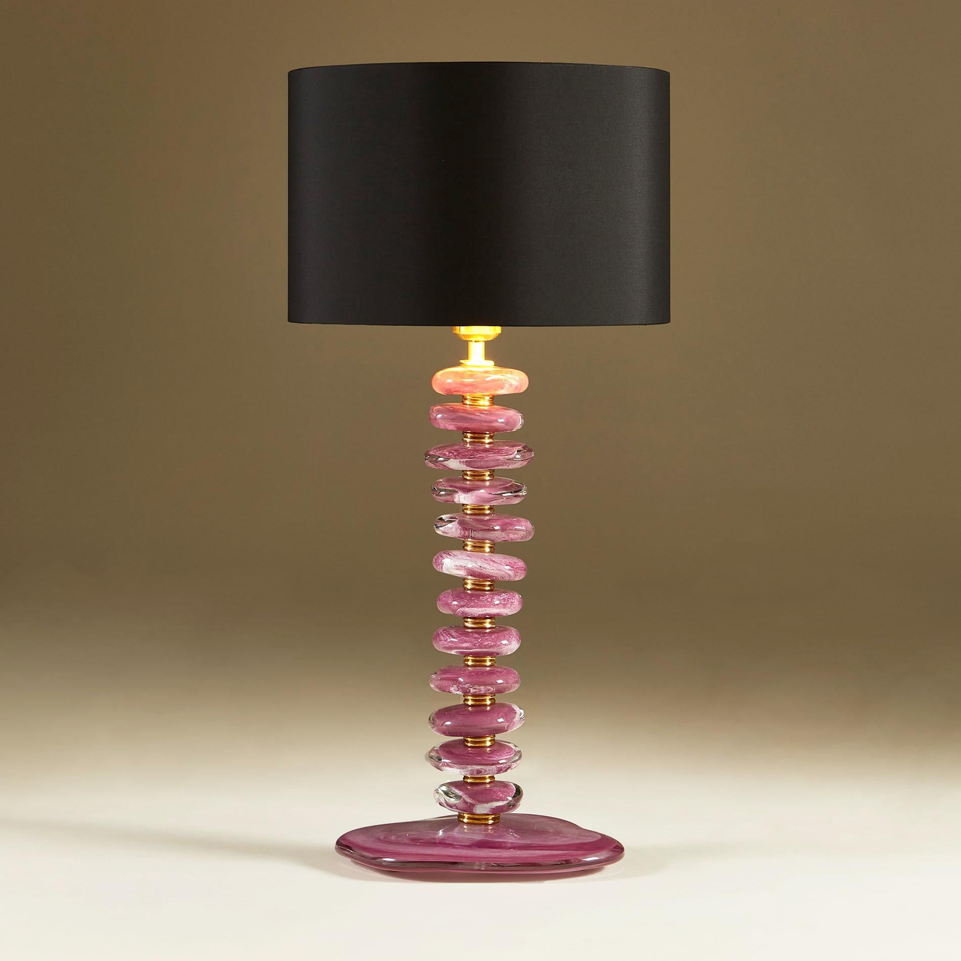 Italiano Coppia di lampade alte in vetro rosa/viola di Murano in vendita