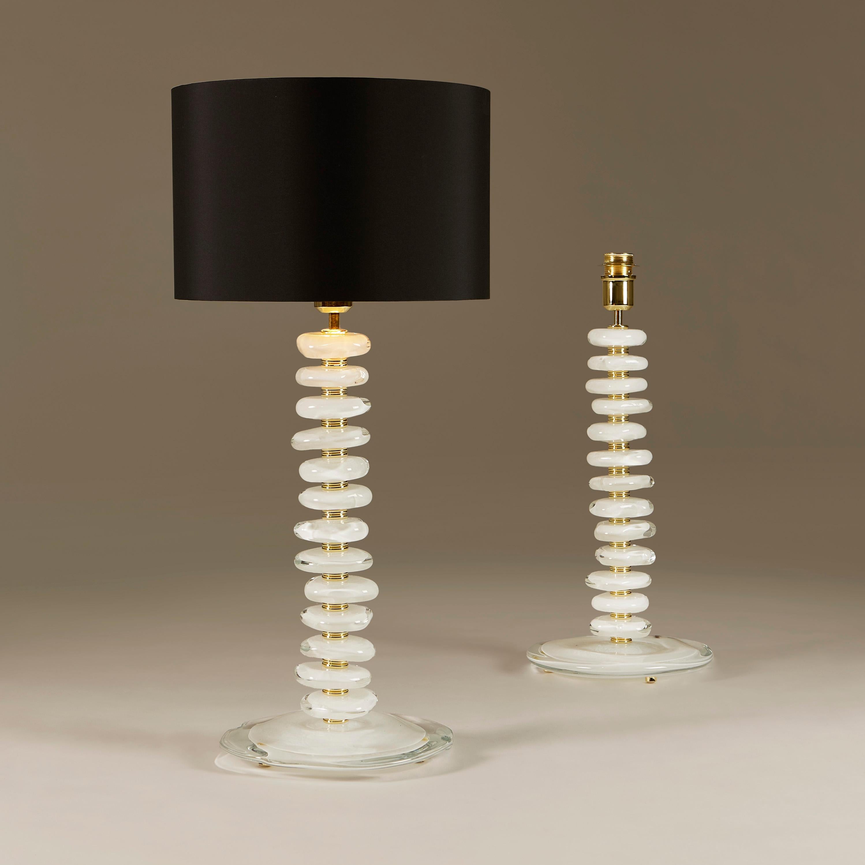 Pair of Italian Murano white and clear pebble Lamps with brass detail In New Condition For Sale In London, GB