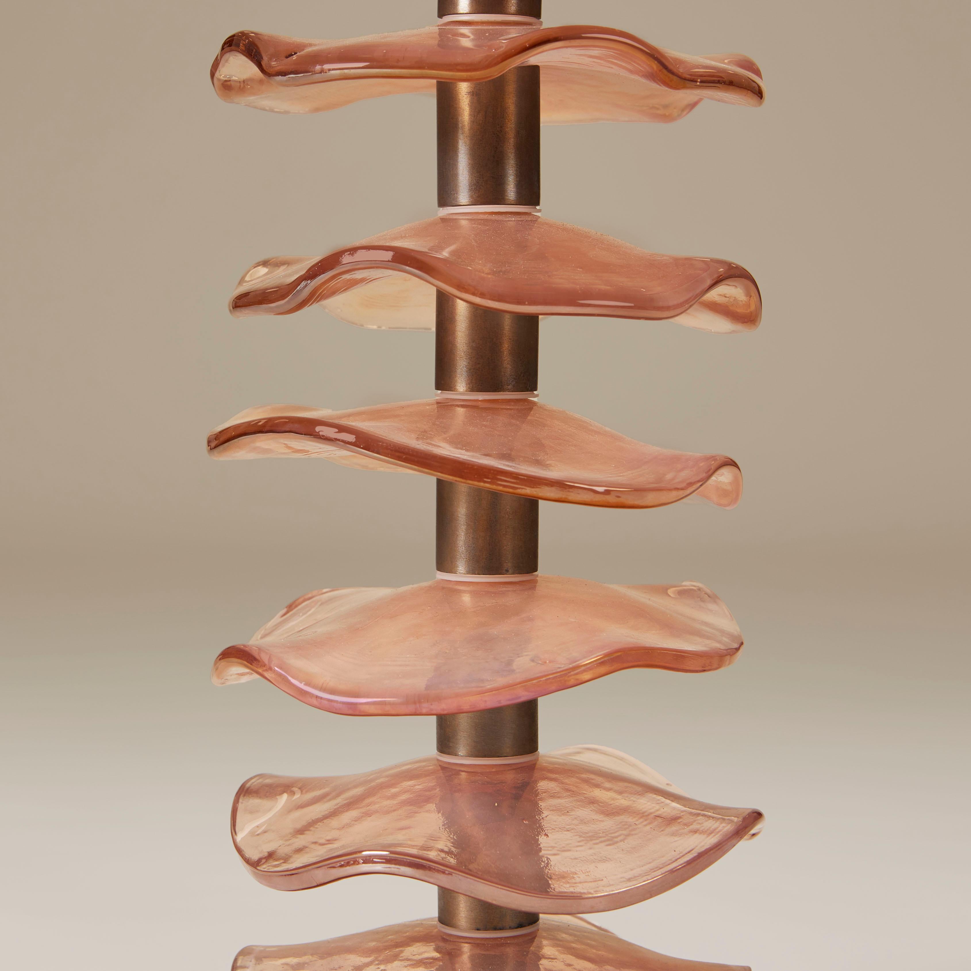 Contemporary Grande paire de lampes en laiton pêche/pétale de rose de Murano (Italie) Neuf - En vente à London, GB