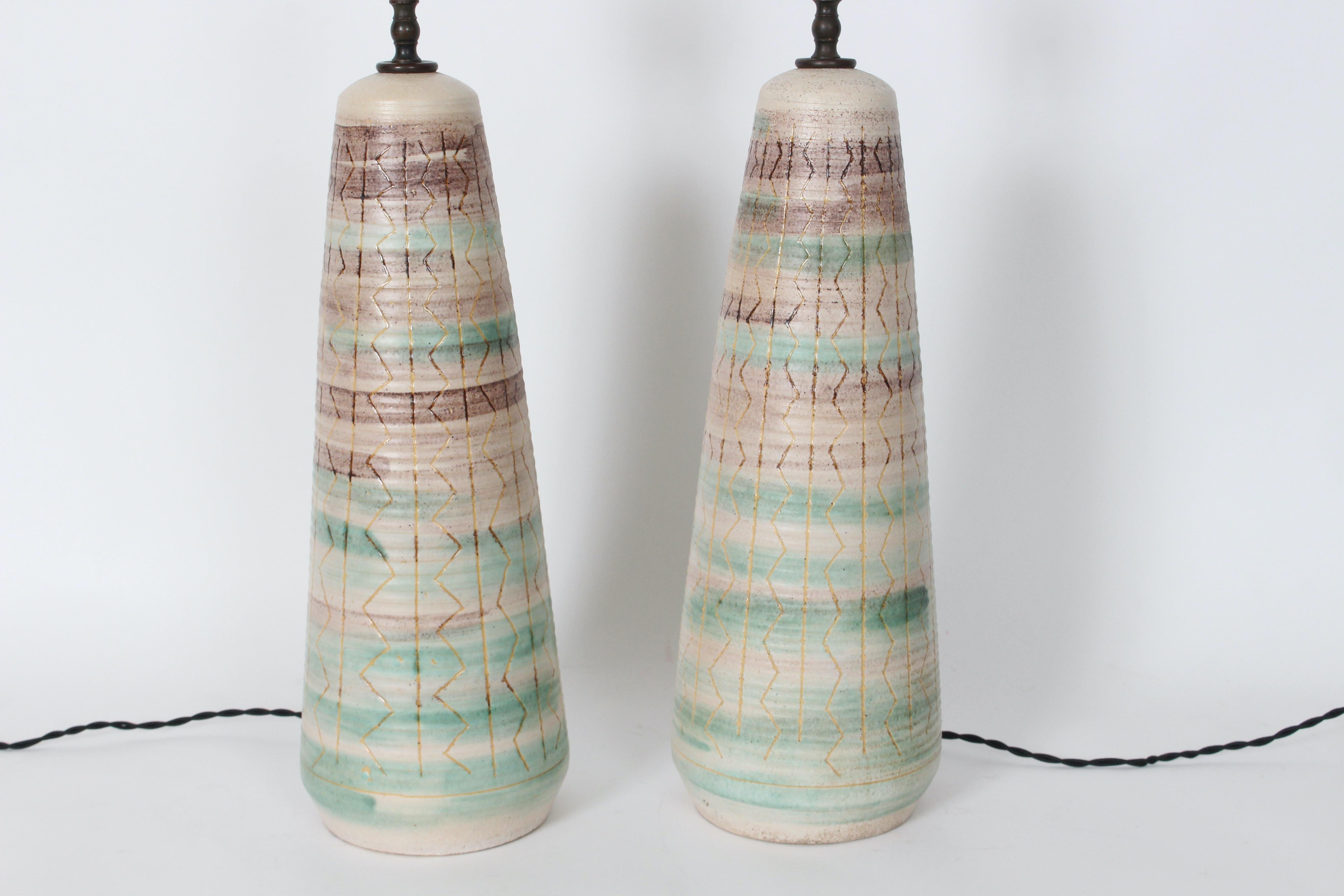 Pareja Alta Lámparas de Sobremesa de Cerámica Lavada Verde y Marrón Inciso Estilo Nancy Wickham en venta 4