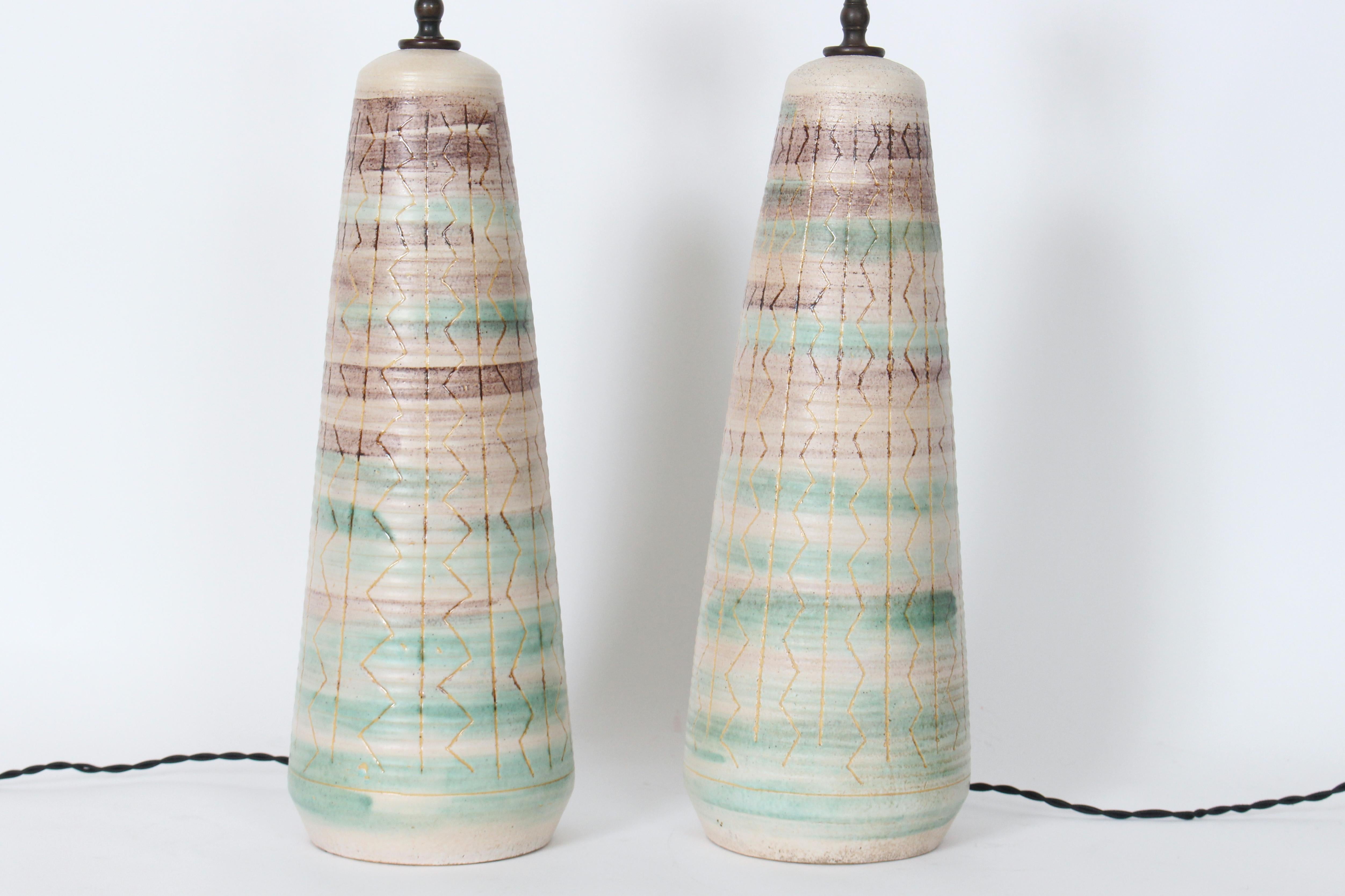 Pareja Alta Lámparas de Sobremesa de Cerámica Lavada Verde y Marrón Inciso Estilo Nancy Wickham en venta 5