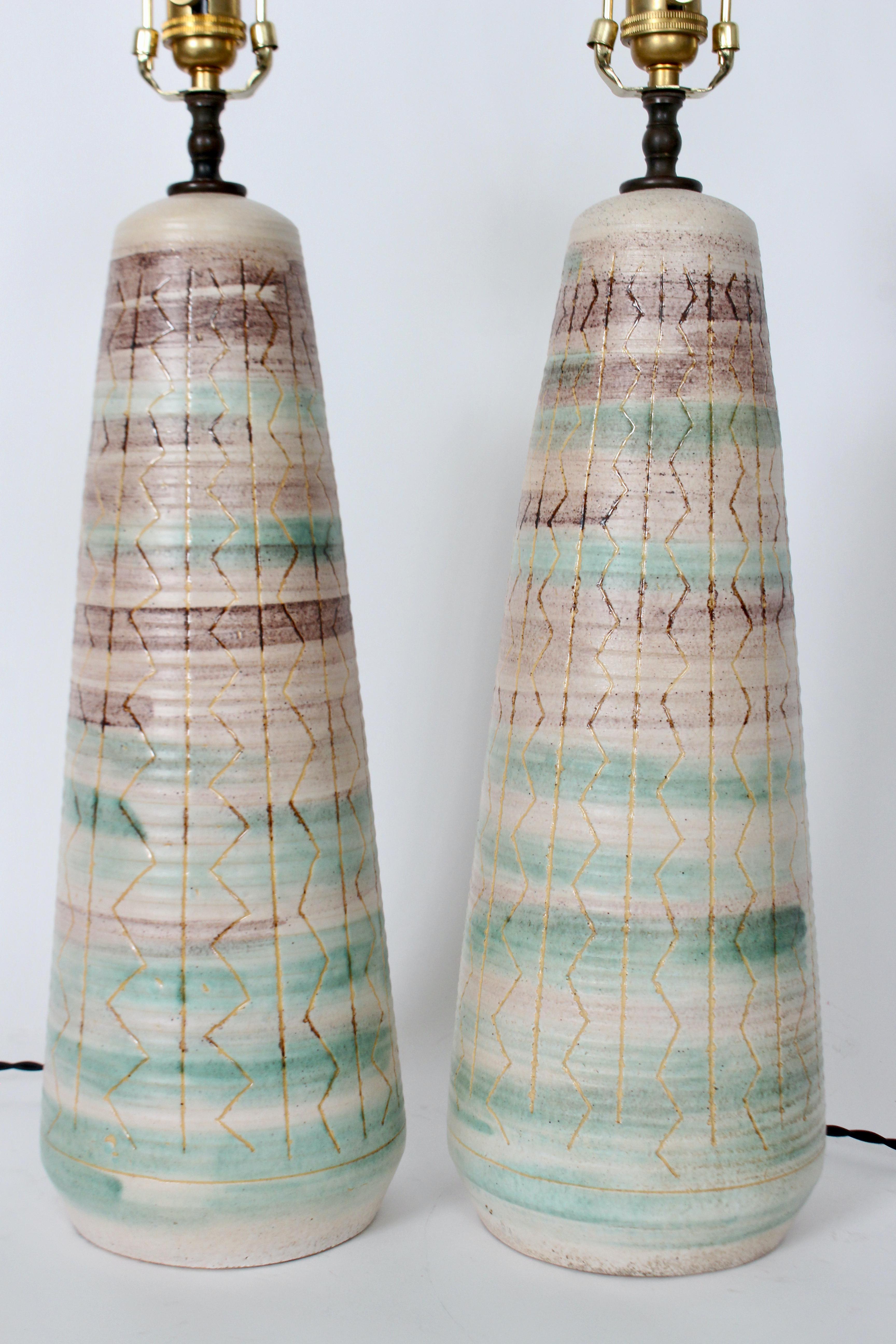 Pareja Alta Lámparas de Sobremesa de Cerámica Lavada Verde y Marrón Inciso Estilo Nancy Wickham en venta 6