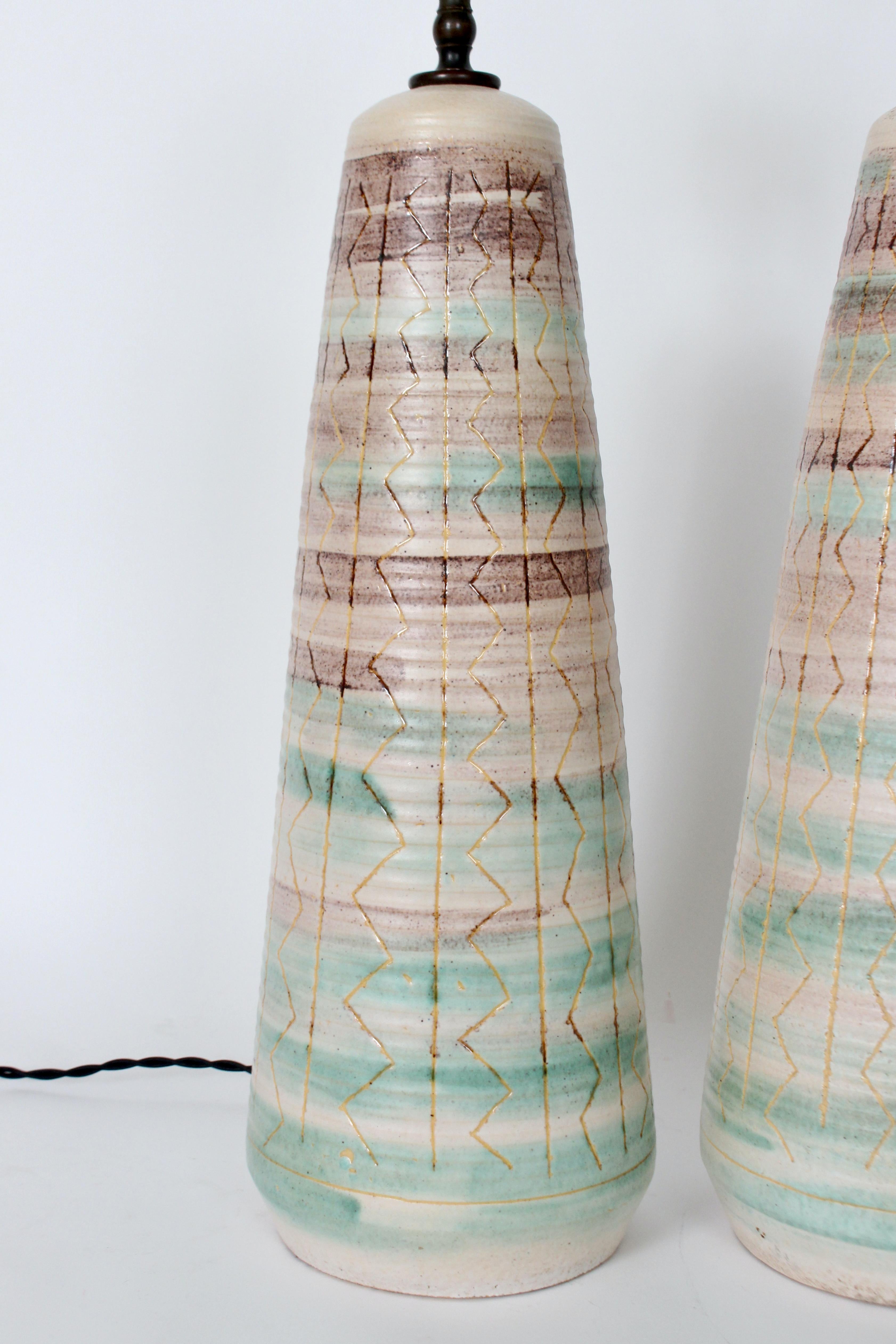 Pareja Alta Lámparas de Sobremesa de Cerámica Lavada Verde y Marrón Inciso Estilo Nancy Wickham en venta 7