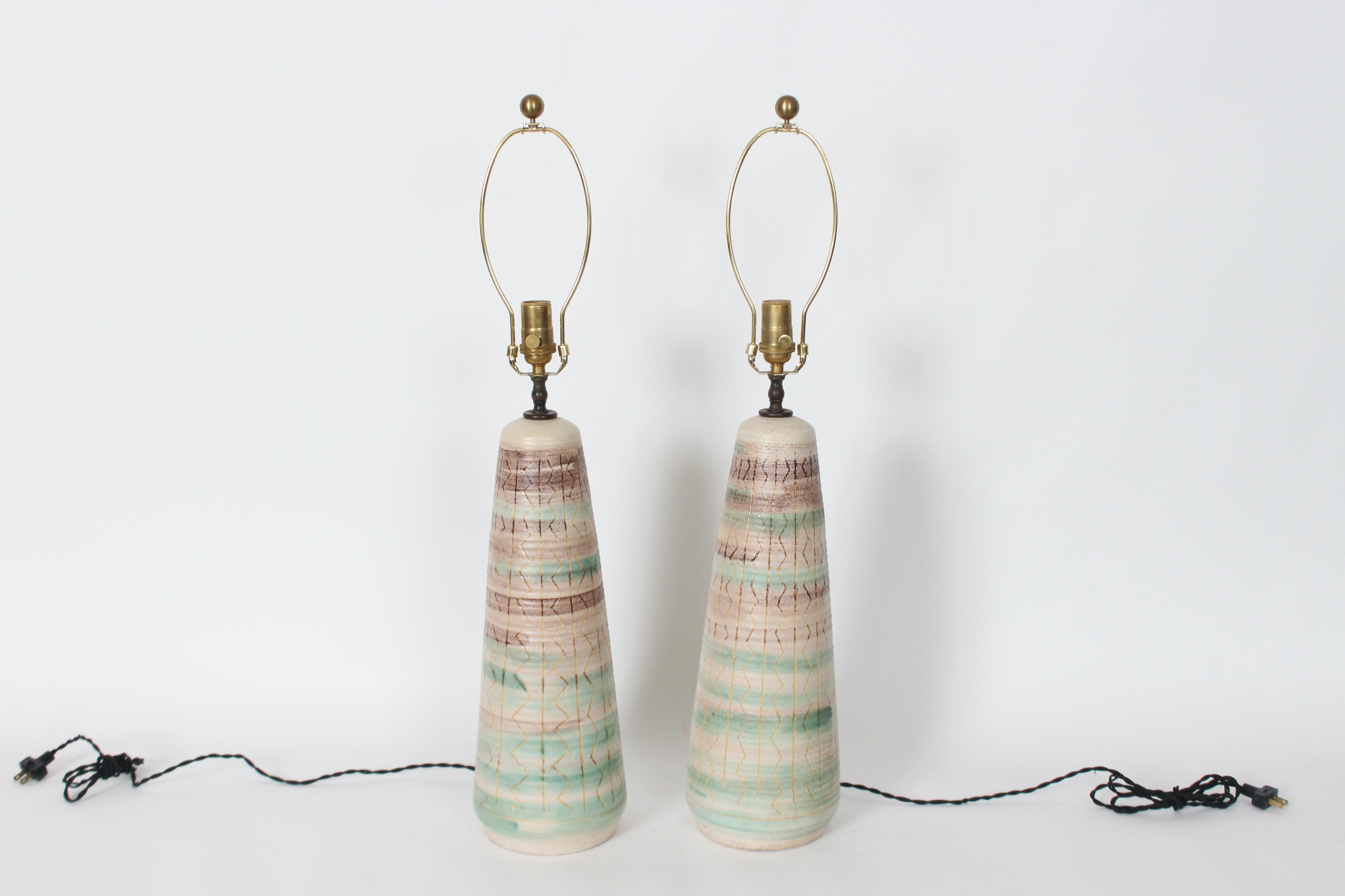 Pareja Design Technics Nancy Wickham Boyd atribuyó a la cerámica Lámparas de mesa.
Con formas cónicas de botellas de cerámica hechas a mano, fondo de arena neutra esmaltada, esgrafiados verticales en zig zag amarillo claro, incisiones geométricas de