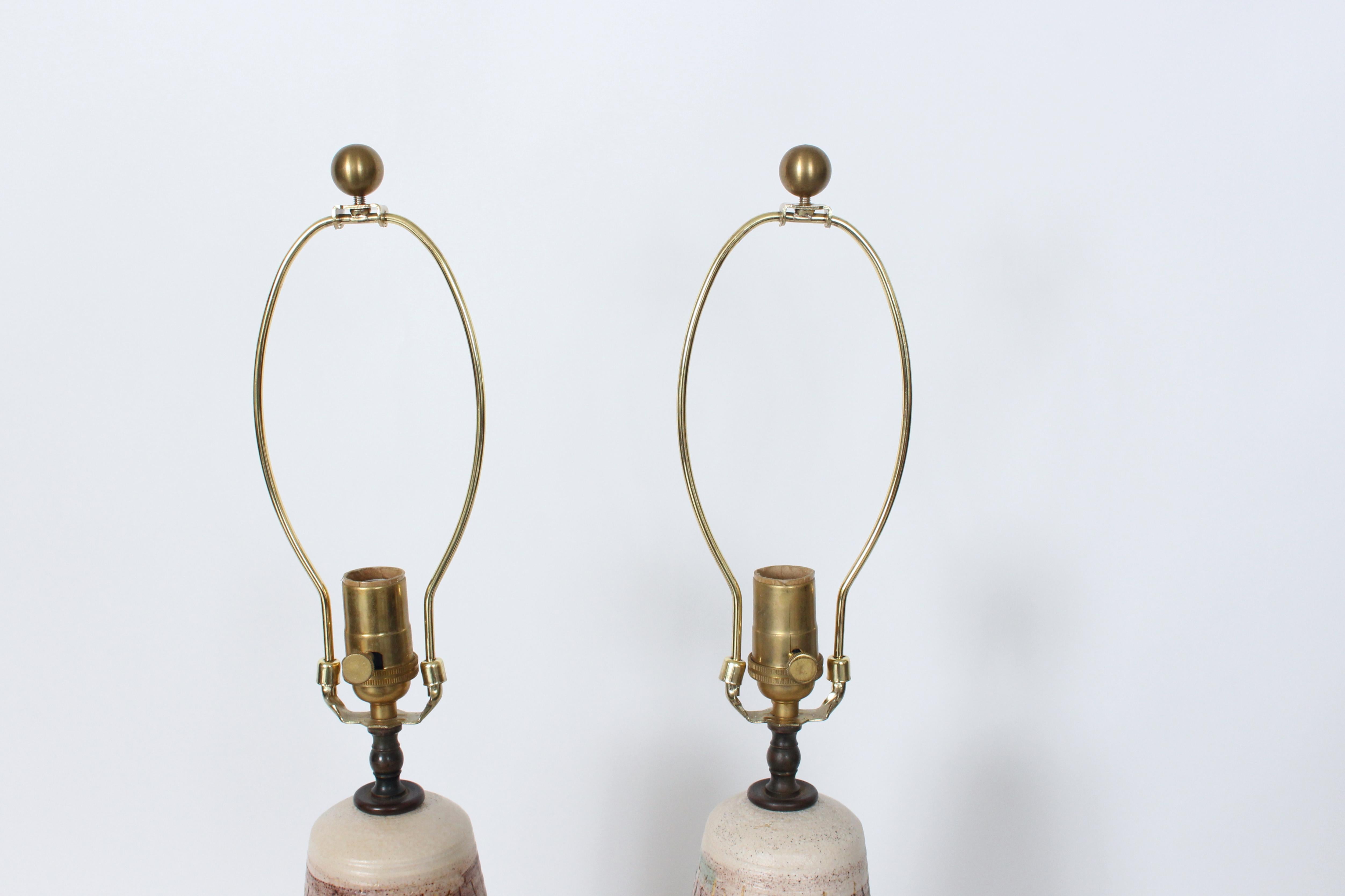 Pareja Alta Lámparas de Sobremesa de Cerámica Lavada Verde y Marrón Inciso Estilo Nancy Wickham en venta 1