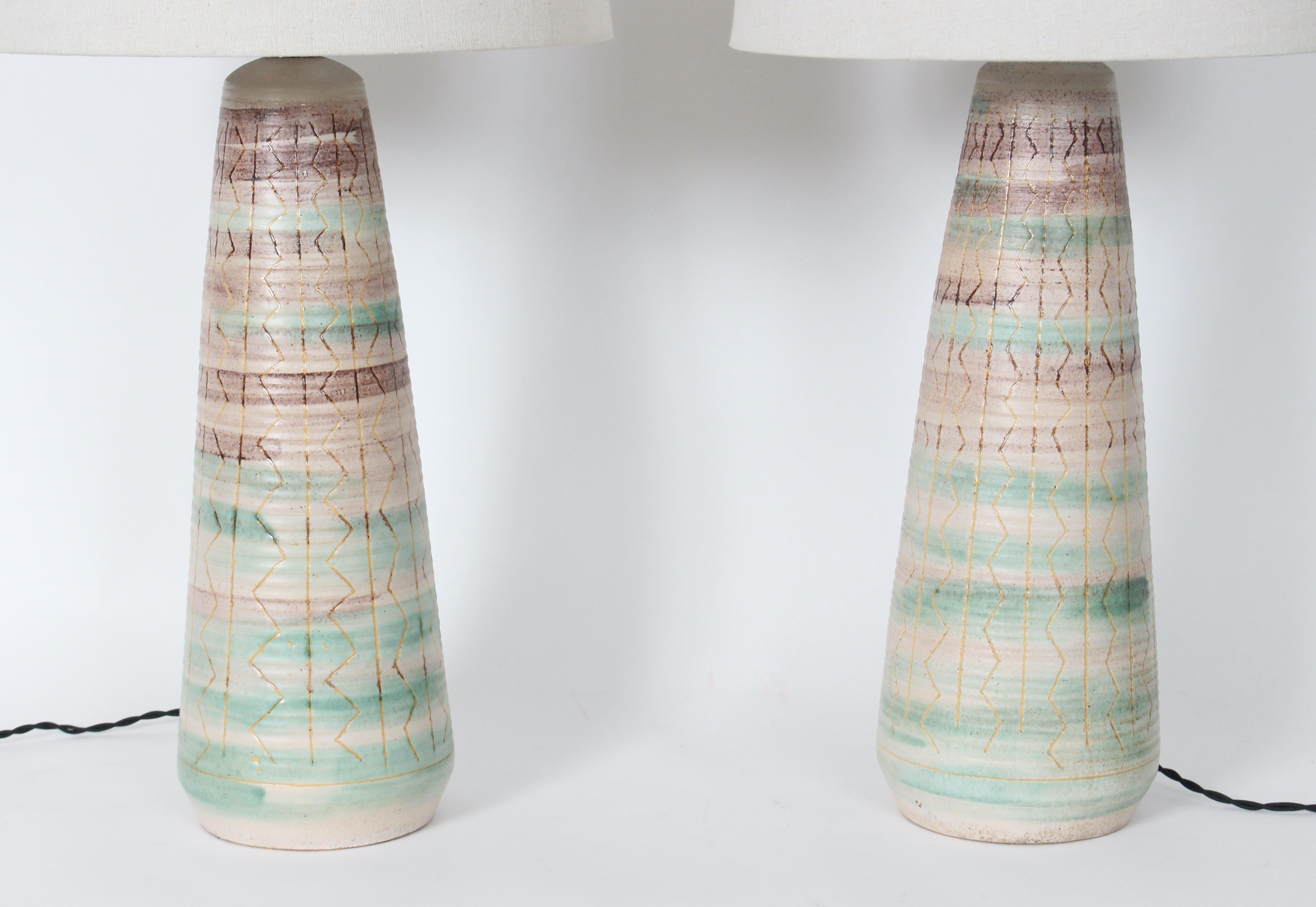 Pareja Alta Lámparas de Sobremesa de Cerámica Lavada Verde y Marrón Inciso Estilo Nancy Wickham en venta 2