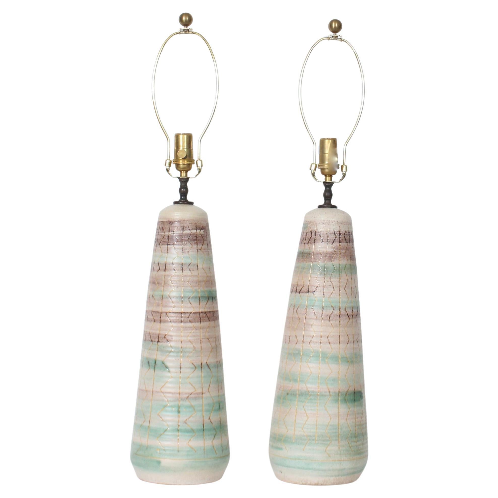 Großes Paar Nancy Wickham Style Incised Green & Brown Wash Pottery Tischlampen