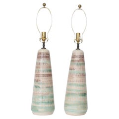Großes Paar Nancy Wickham Style Incised Green & Brown Wash Pottery Tischlampen
