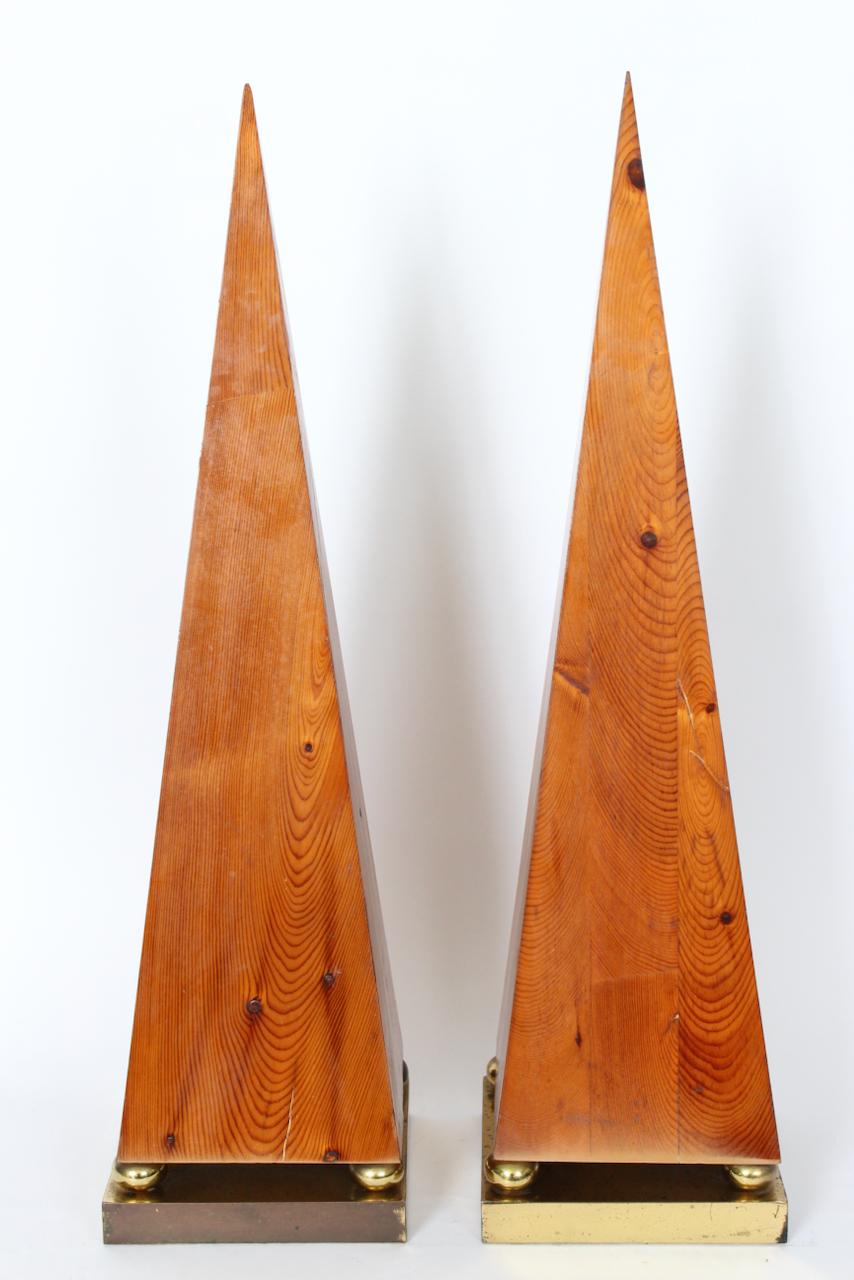 Großes Paar Obelisken aus Kiefernholz und Messing, 1970er Jahre im Angebot 1