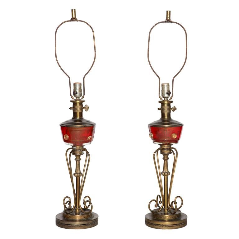 Grande paire de lampes de bureau de style lampe à huile en verre de Murano rouge et laiton, années 1940 en vente