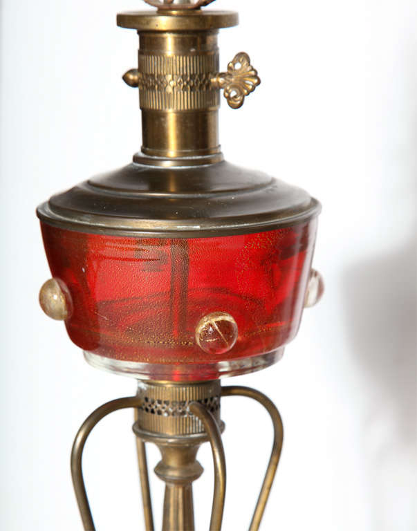 italien Grande paire de lampes de bureau de style lampe à huile en verre de Murano rouge et laiton, années 1940 en vente