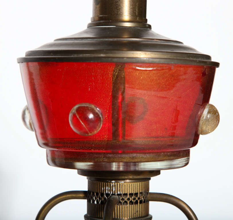 Grande paire de lampes de bureau de style lampe à huile en verre de Murano rouge et laiton, années 1940 en vente 2