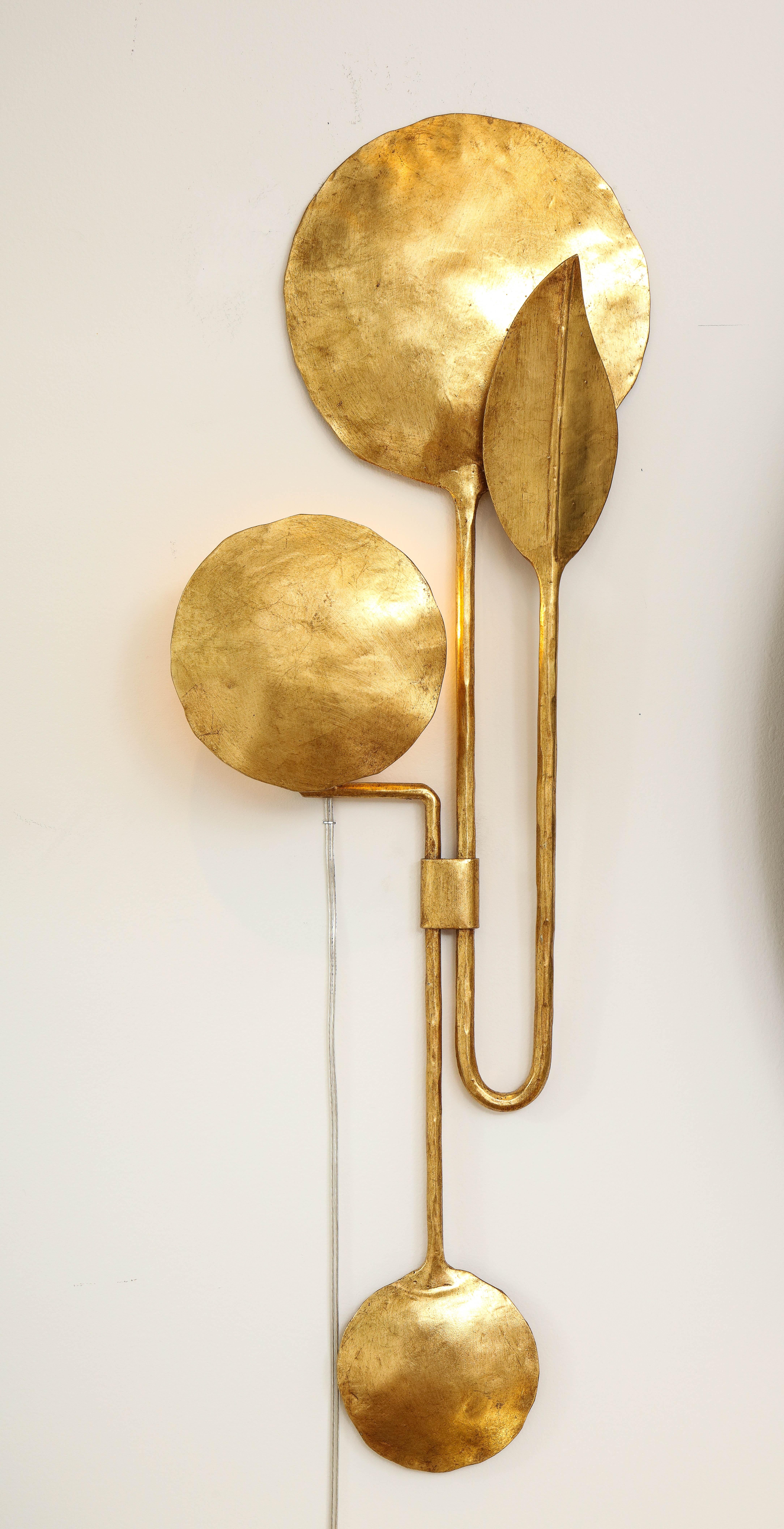 italien Grande paire d'appliques sculpturales dorées à la feuille d'or 24 carats en fer forgé, Italie en vente