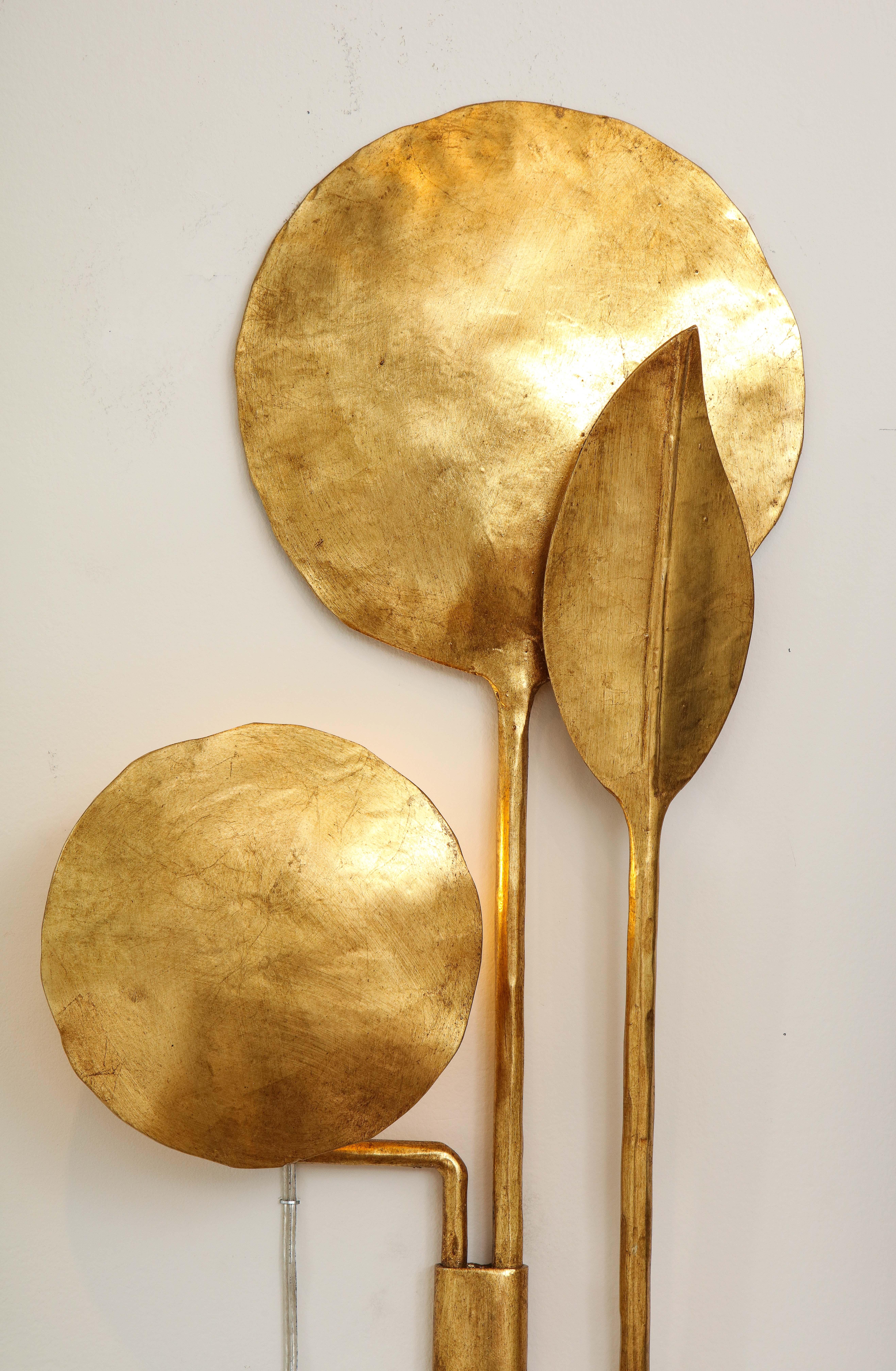 Doré Grande paire d'appliques sculpturales dorées à la feuille d'or 24 carats en fer forgé, Italie en vente