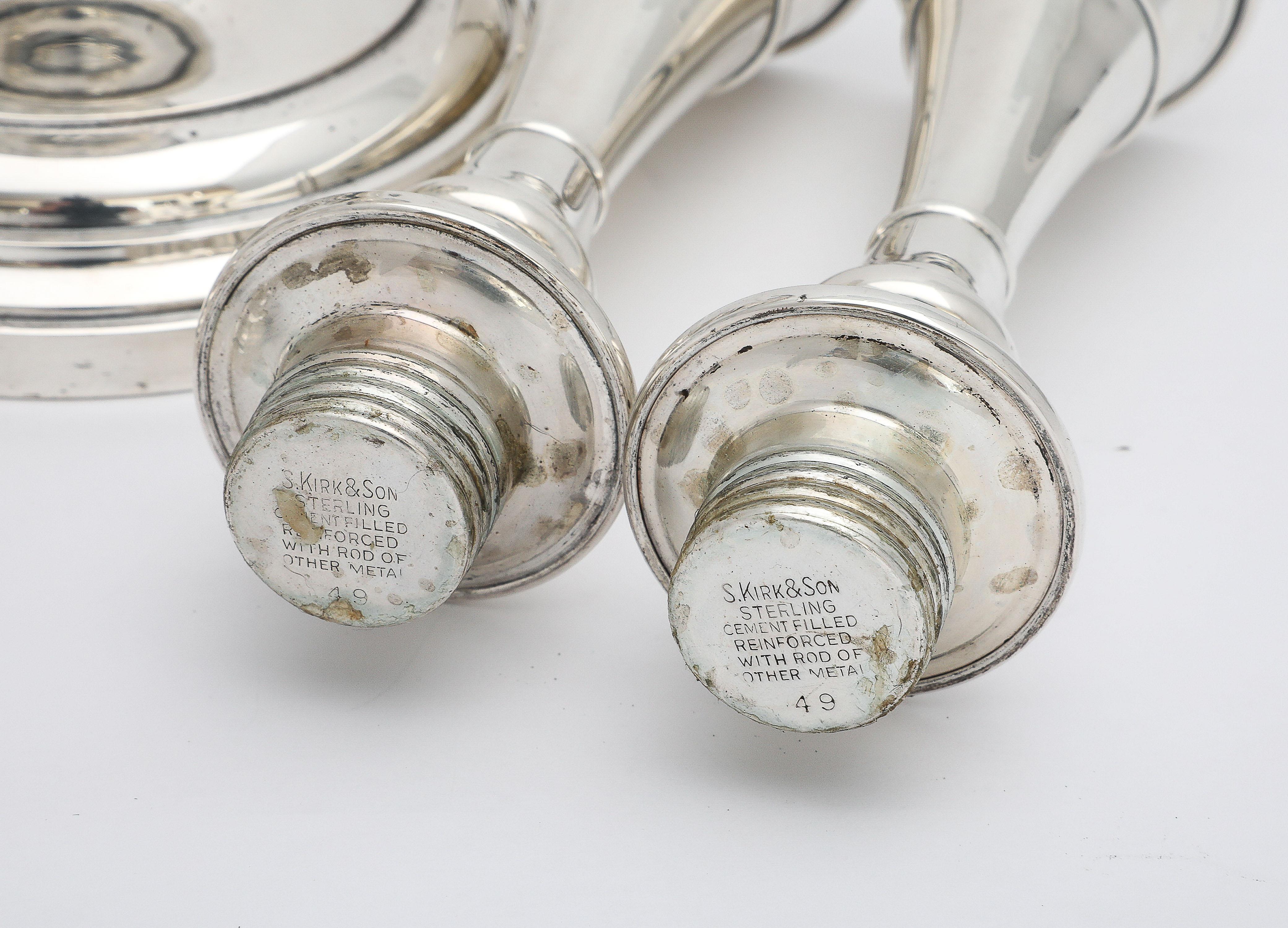  Paire de chandeliers de style George III en argent sterling - S. Kirk and Son en vente 11