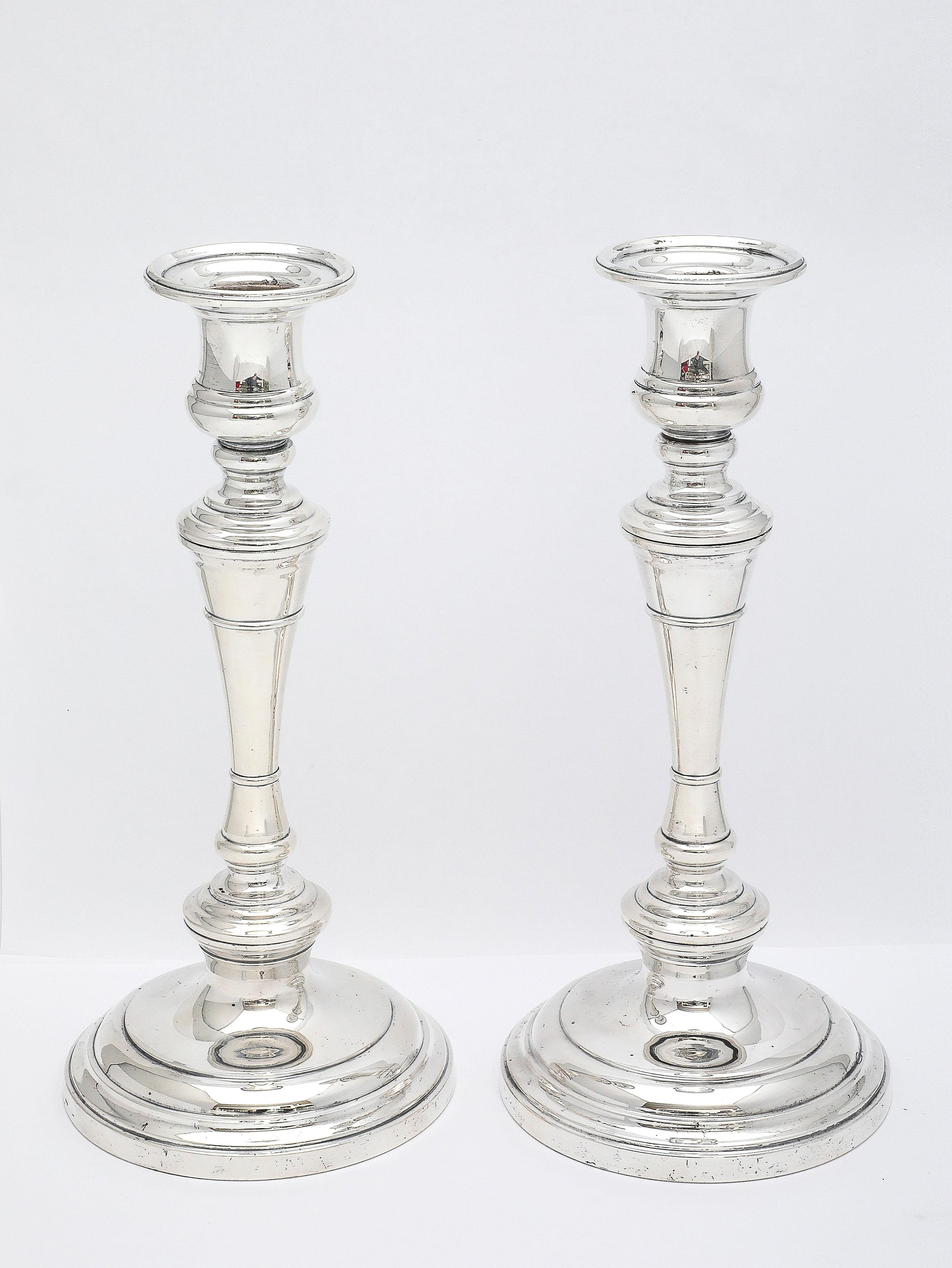  Großes Paar Kerzenständer aus Sterlingsilber im George-III-Stil von S. Kirk und Sohn (Mitte des 20. Jahrhunderts) im Angebot