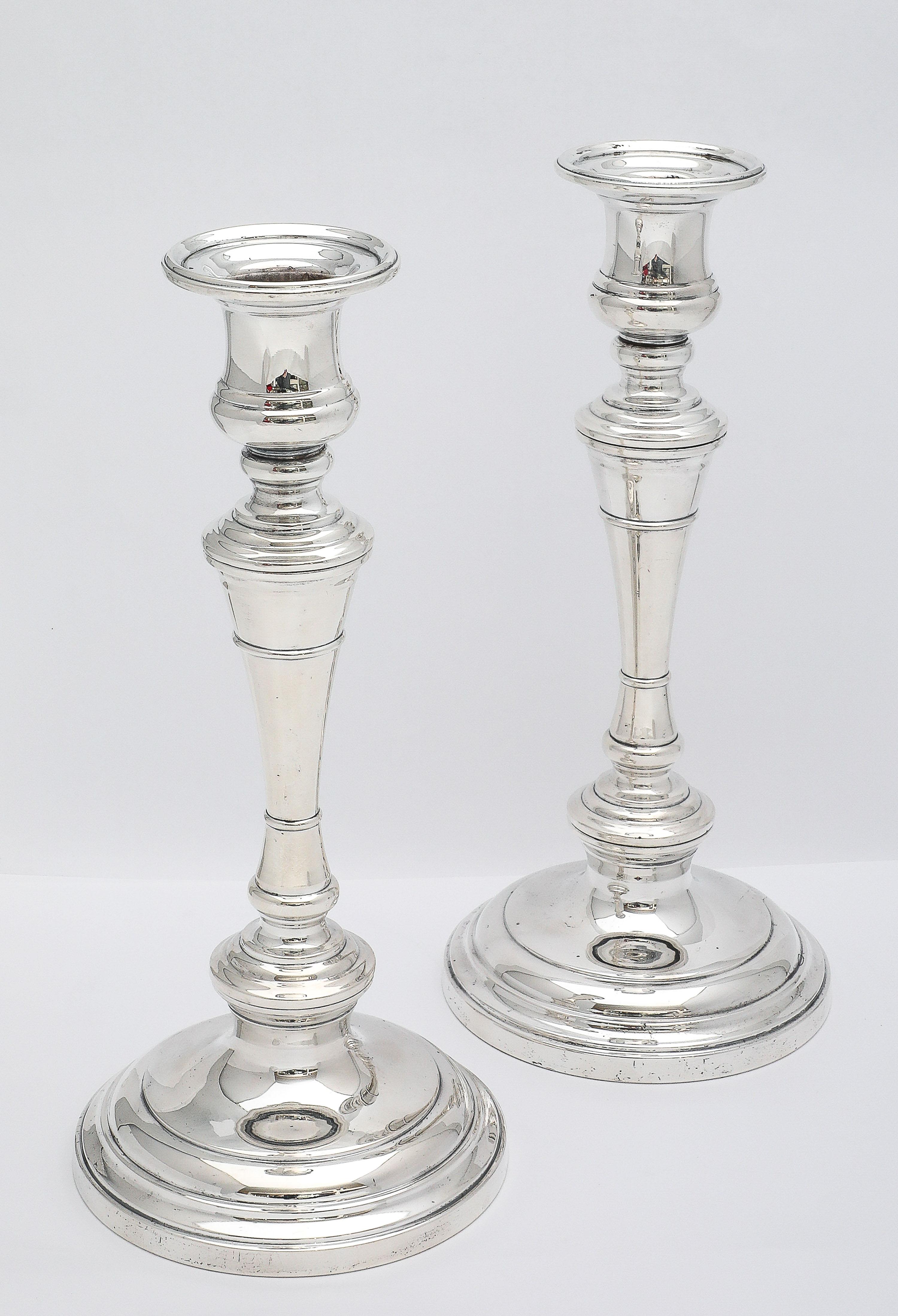  Großes Paar Kerzenständer aus Sterlingsilber im George-III-Stil von S. Kirk und Sohn im Angebot 1