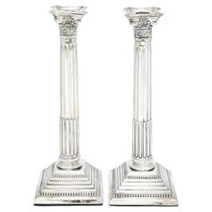 Großes Paar Sterling Silber Neoklassizistische korinthische Säule Kerzenhalter