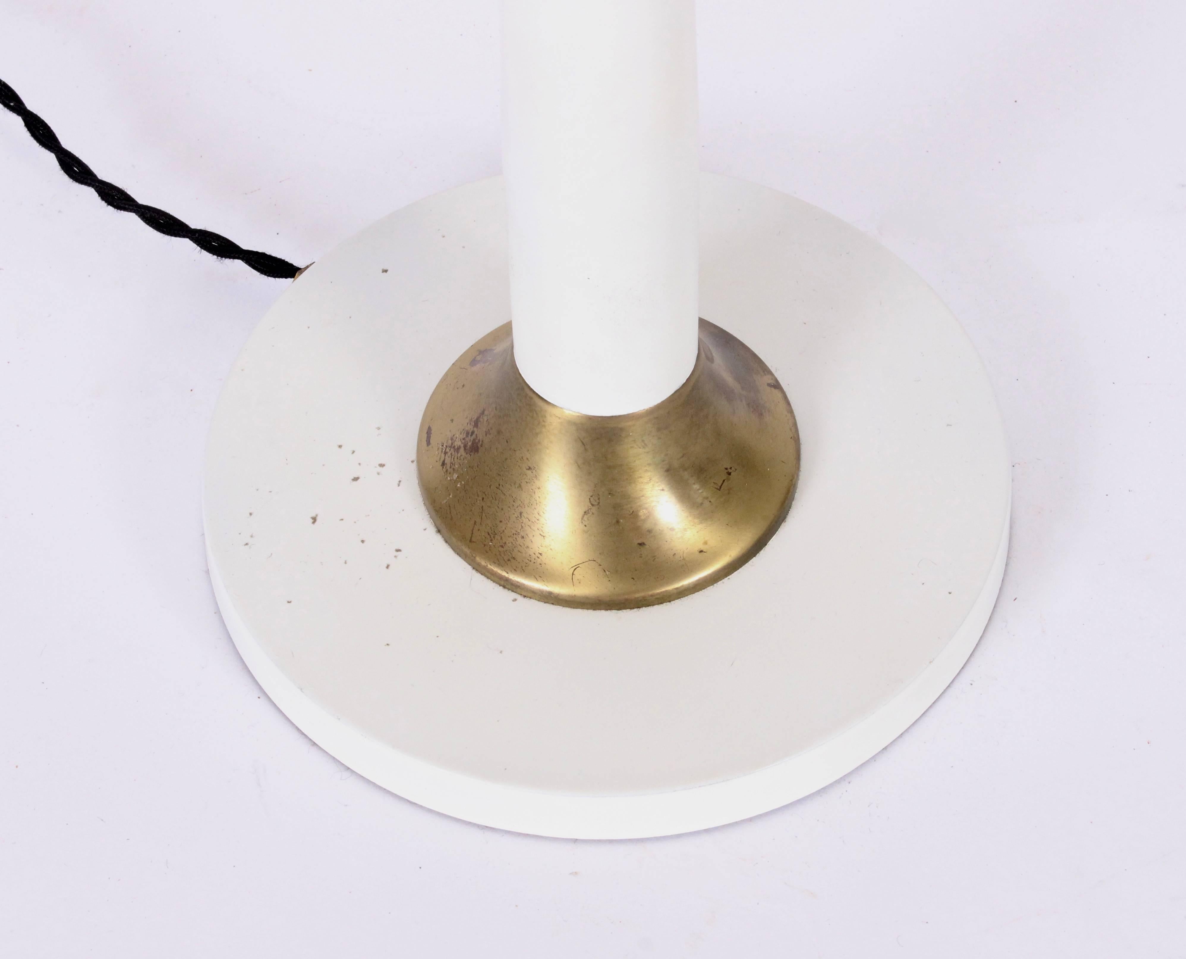 Émaillé Grande paire de lampes Rembrandt Lamp Co. Lampes chandelier blanches avec abat-jour en verre, années 1950 en vente