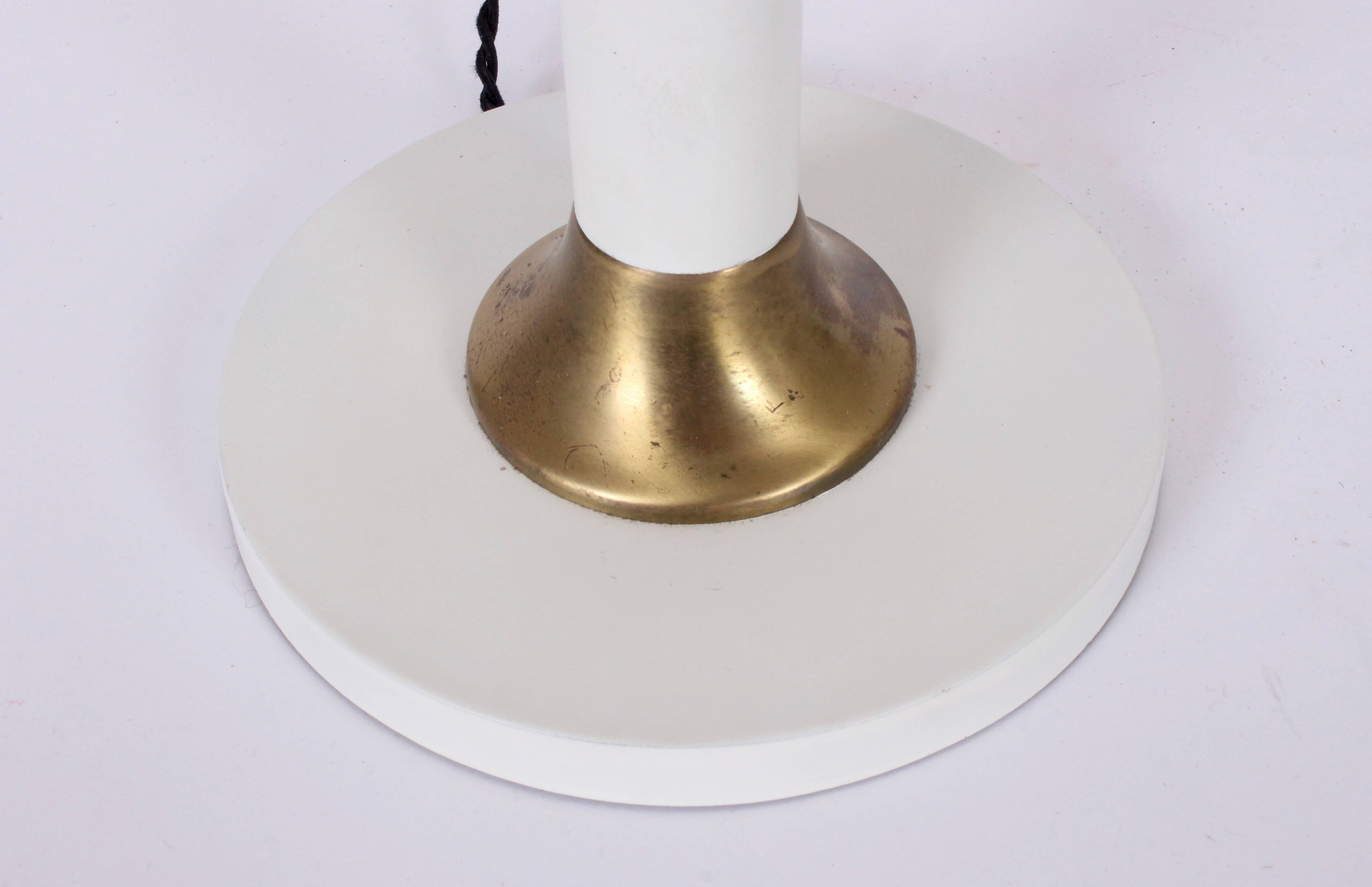 Grande paire de lampes Rembrandt Lamp Co. Lampes chandelier blanches avec abat-jour en verre, années 1950 Bon état - En vente à Bainbridge, NY