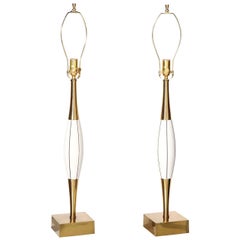 Coppia di lampade da tavolo alte Stewart Ross James White incise con accenti in ottone brillante
