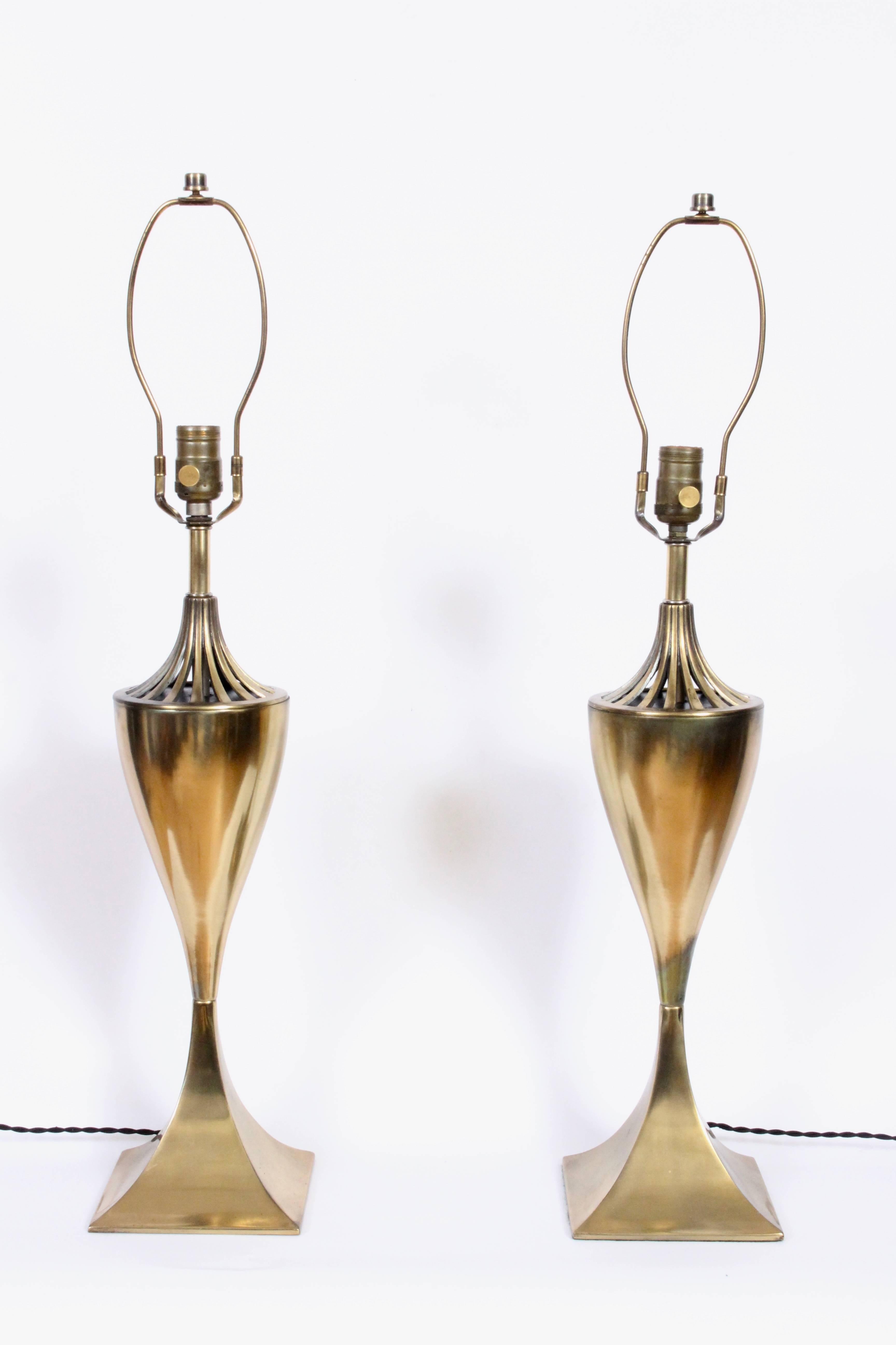 Grandes lampes de table en laiton Westwood Industries de style moderne du milieu du siècle, attribuées à Tony Paul.  Les formes statuaires en laiton réfléchissant sont patinées de bronze sur les détails de l'aération supérieure, sur des bases