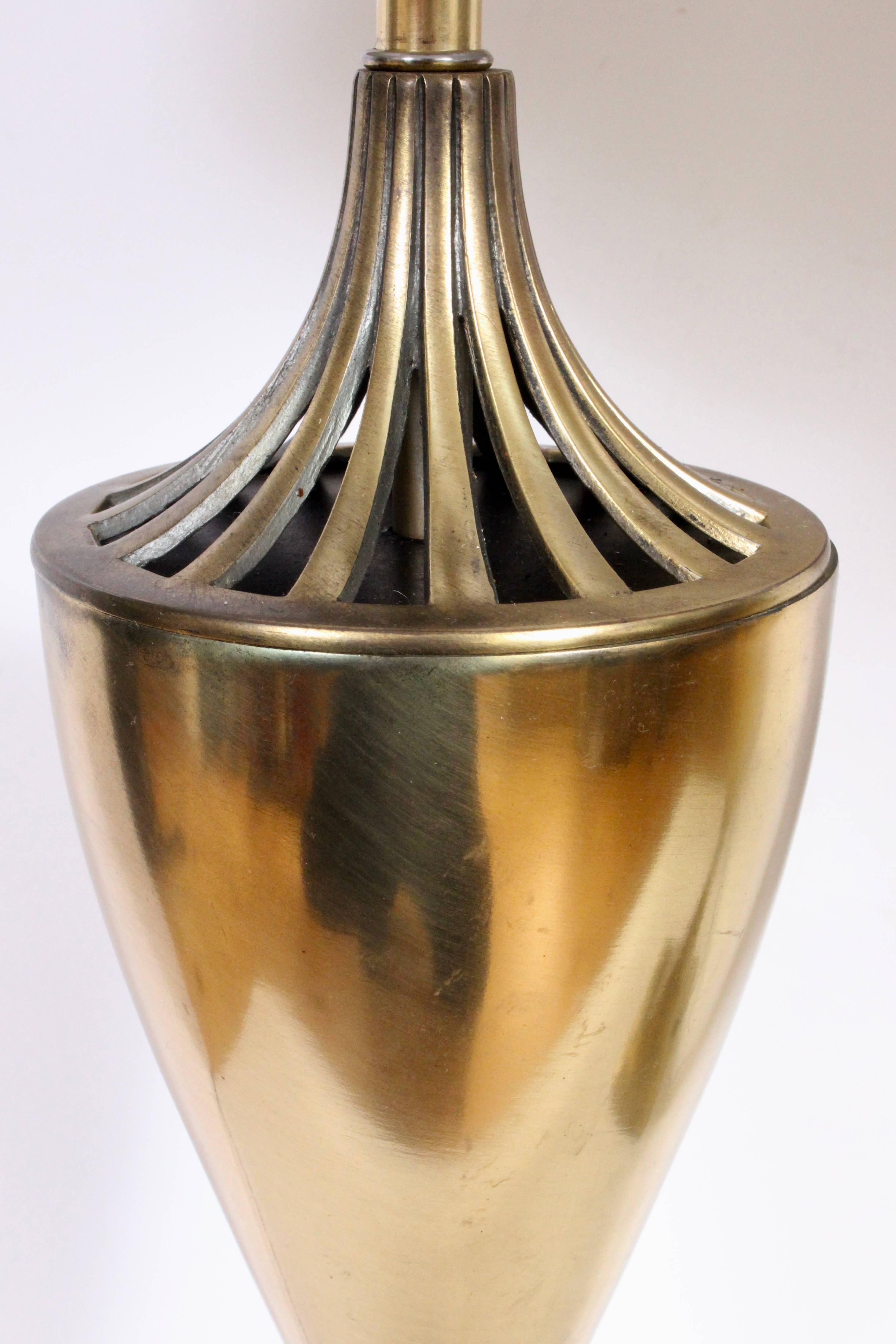 Mid-Century Modern Grande paire de lampes de table en laiton ventilé de style Westwood Industries, années 1950 en vente