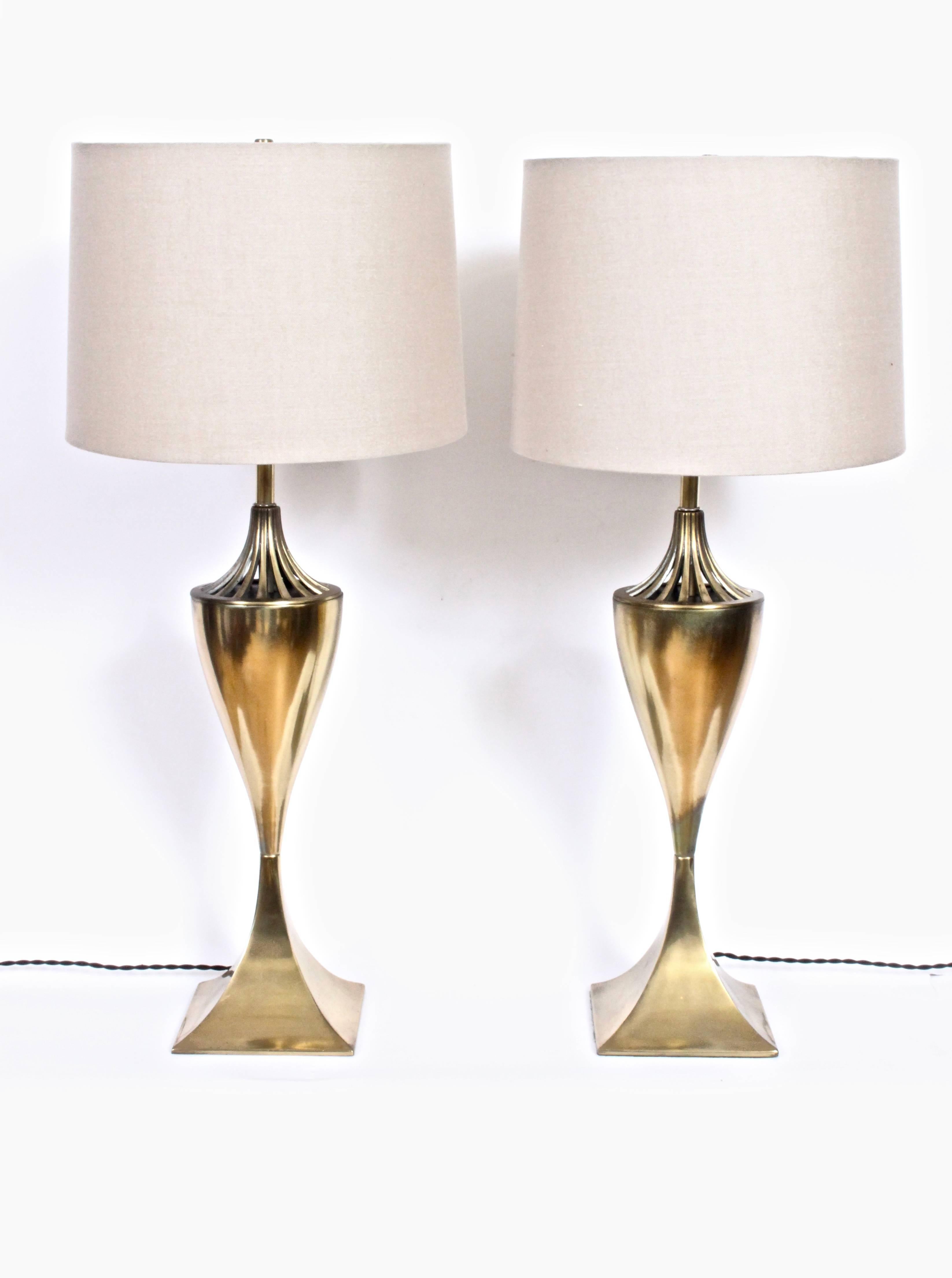 Milieu du XXe siècle Grande paire de lampes de table en laiton ventilé de style Westwood Industries, années 1950 en vente