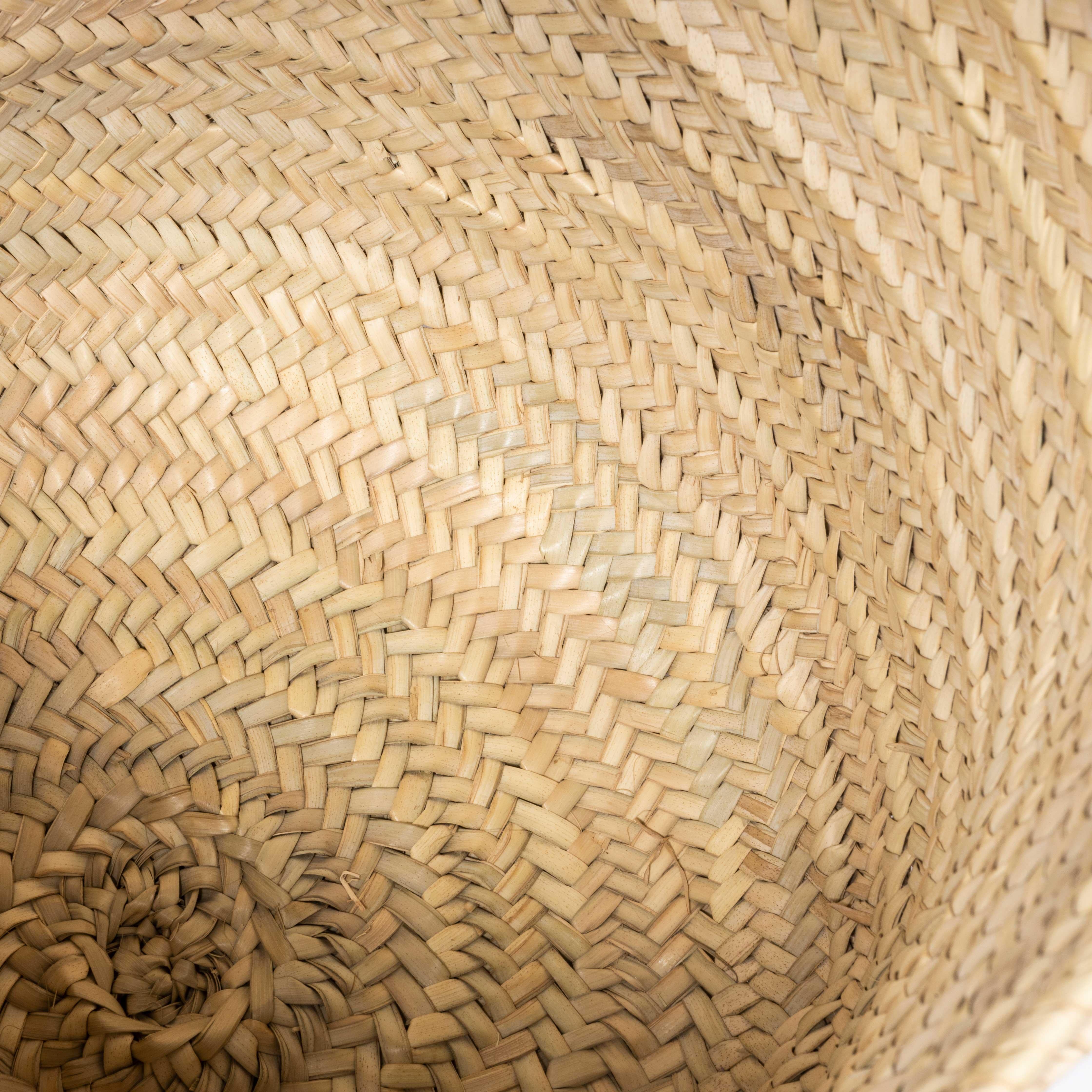 Grand panier en feuilles de palmier. Tissé pour nous sur la côte ouest du Maroc en utilisant la feuille de palmier pâle distincte, étroitement tissée avec des poignées simples.

Rapport d'atelier :
Produit contemporain tissé à la main au