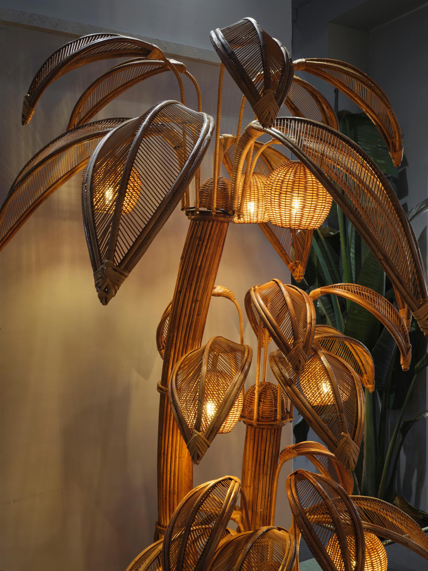 Große Palmier-Rattan-Stehlampe im Stil von Mario Lopez Torres (Französisch) im Angebot