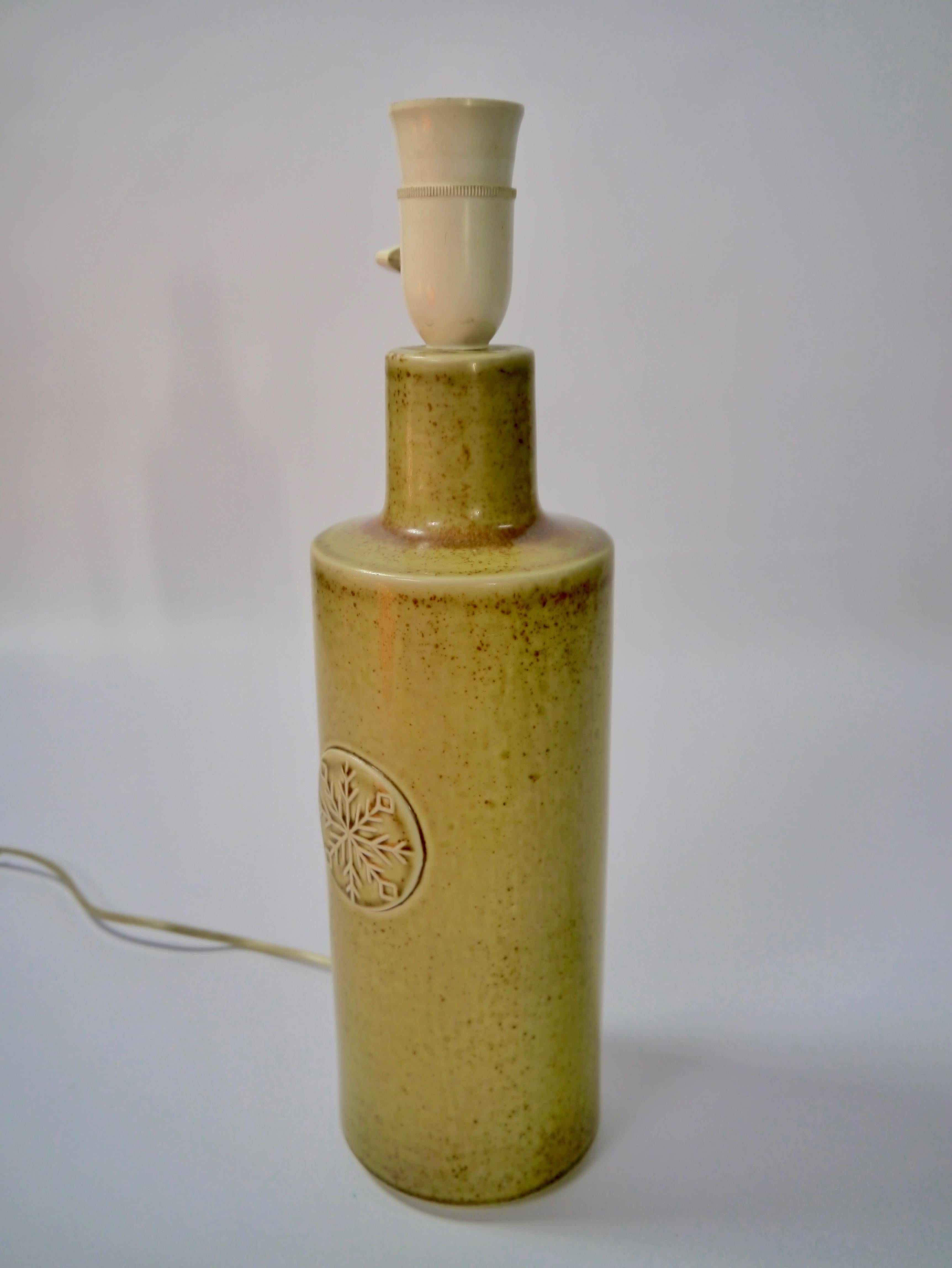 Mid-Century moderno Lampada da tavolo alta in ceramica verde pastello di Desiree, Danimarca, anni '60 in vendita