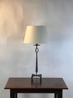 Lampada da tavolo alta in ferro battuto patinato con paralume personalizzato in pergamena