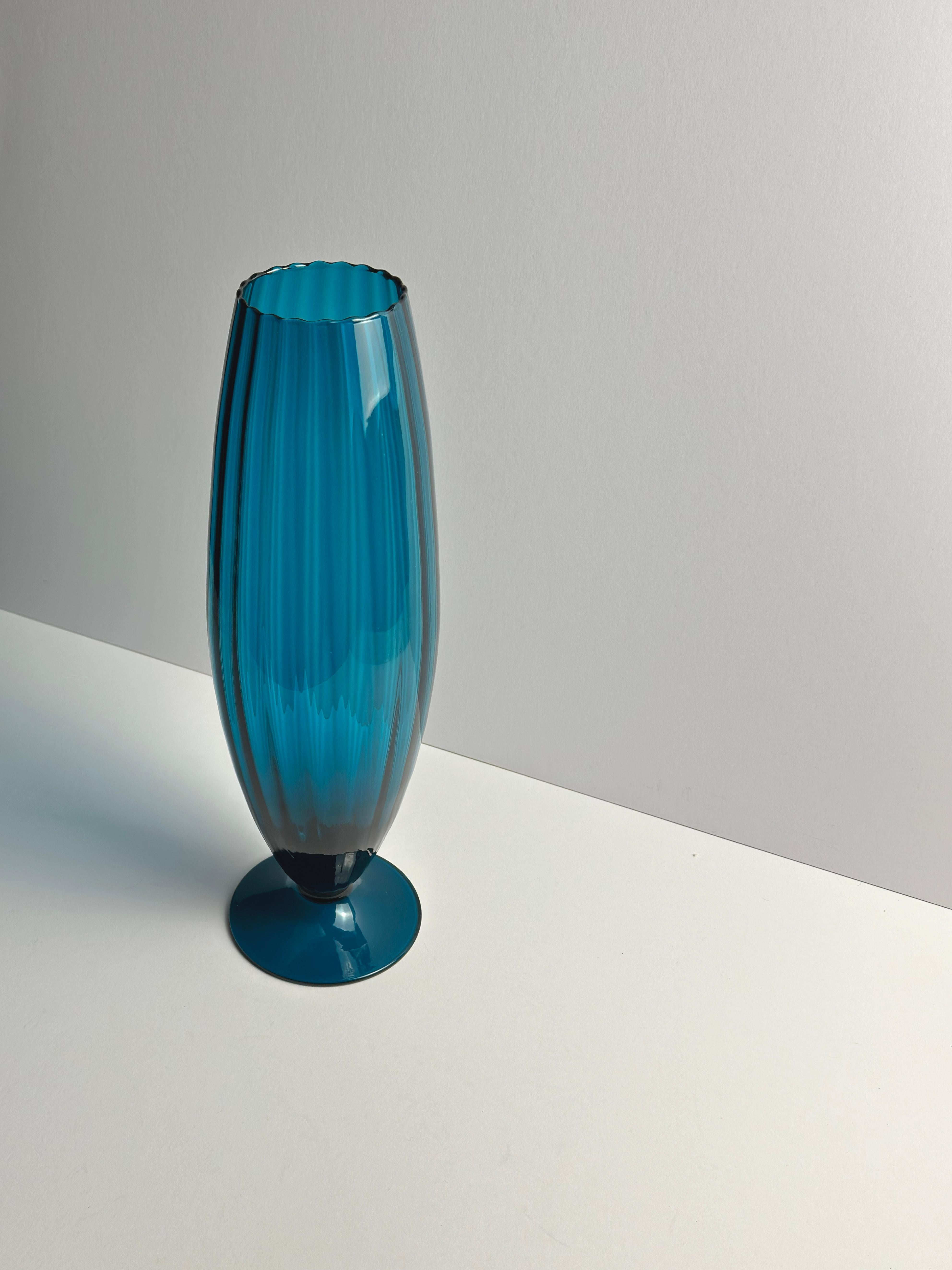 Große pfauenblaue Empoli-Glasvase, Rossini zugeschrieben, Italien, 1960er Jahre (Moderne der Mitte des Jahrhunderts) im Angebot