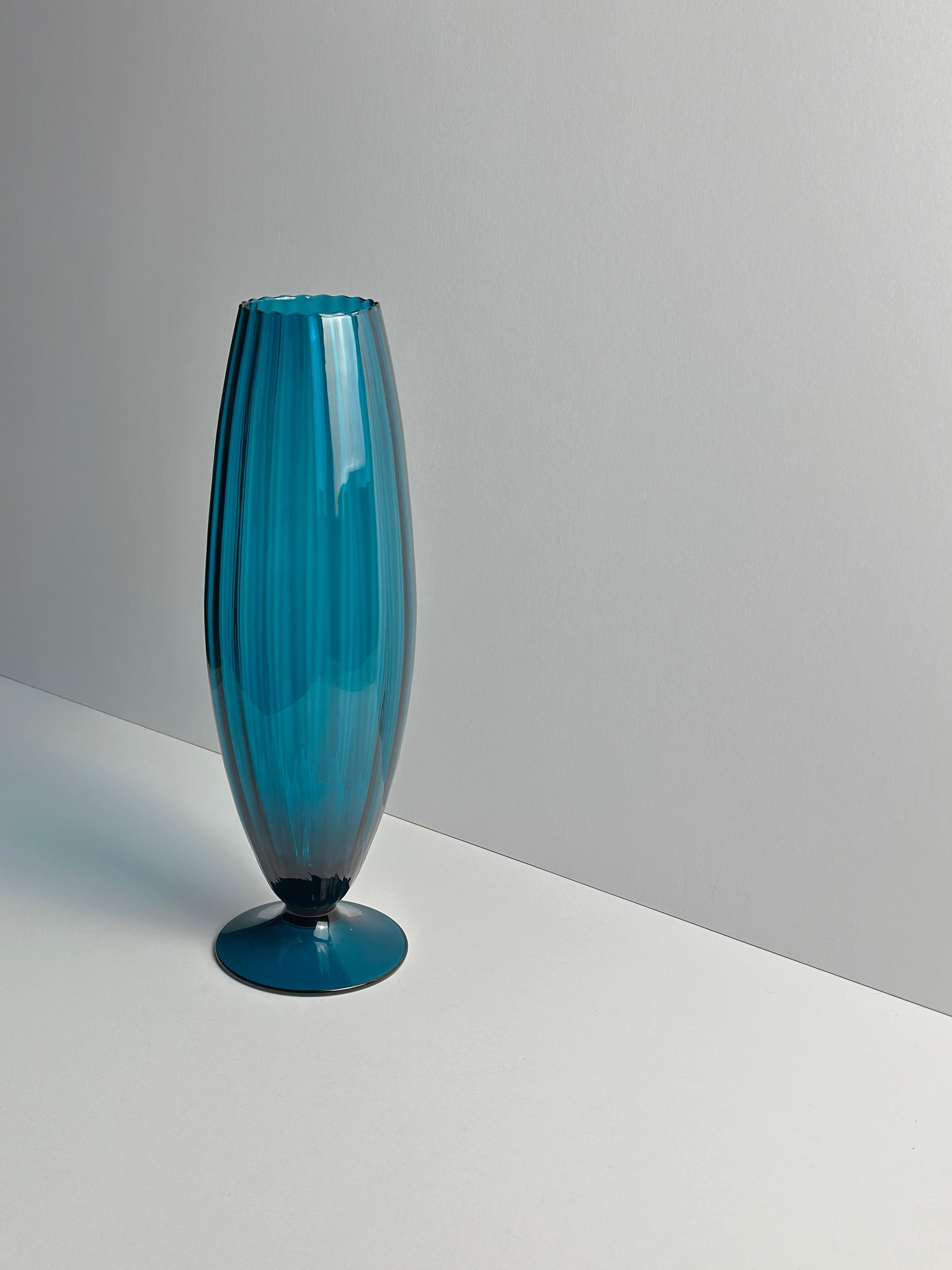 Große pfauenblaue Empoli-Glasvase, Rossini zugeschrieben, Italien, 1960er Jahre (20. Jahrhundert) im Angebot