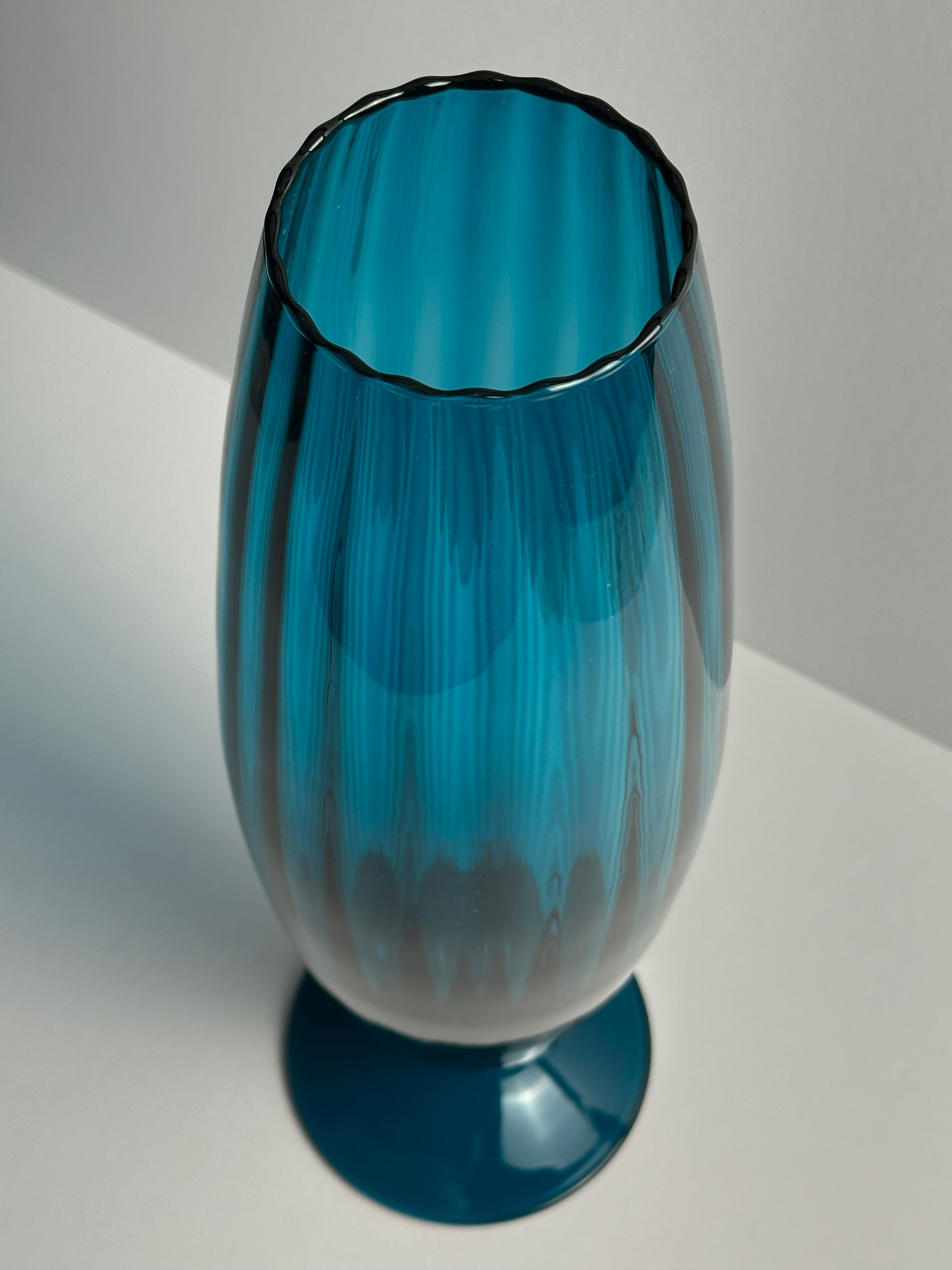 Große pfauenblaue Empoli-Glasvase, Rossini zugeschrieben, Italien, 1960er Jahre im Angebot 1