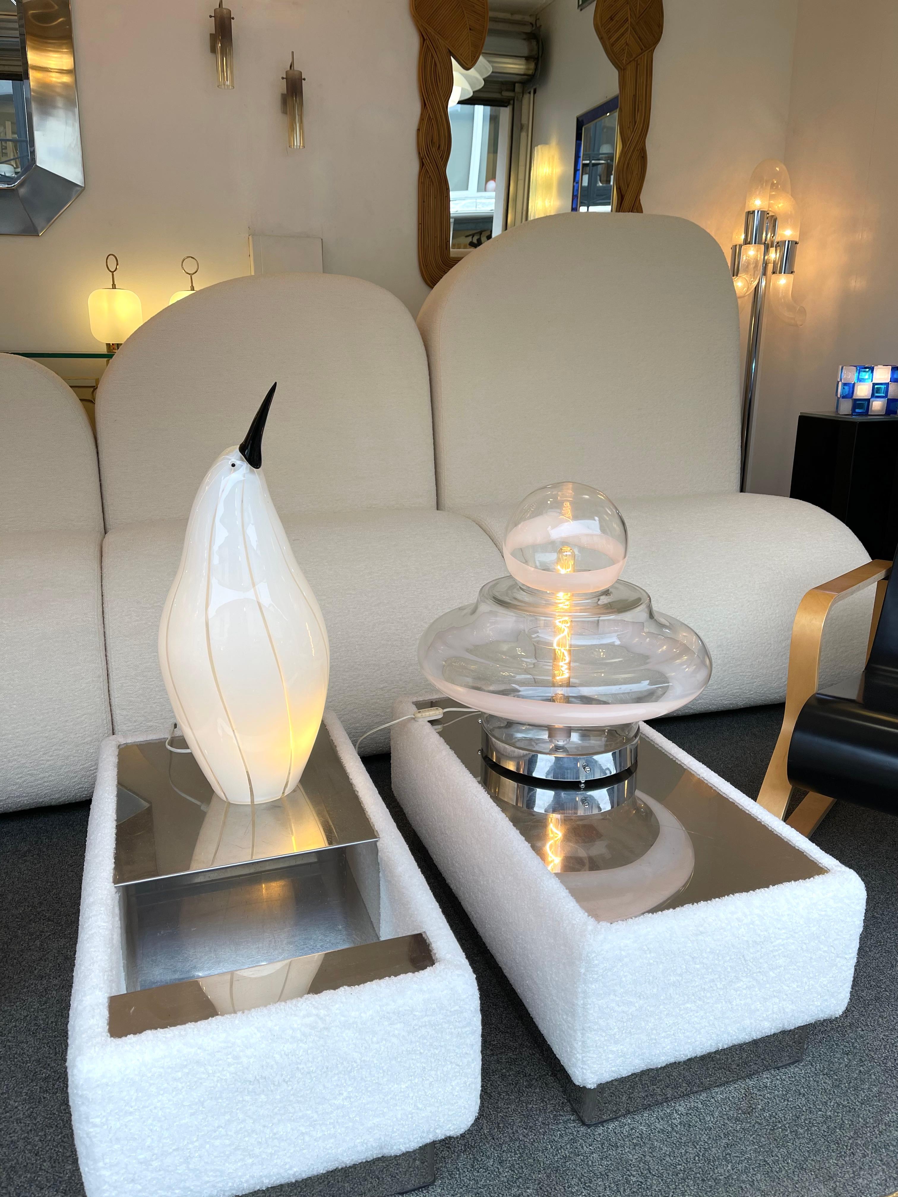 Tall Penguin table lamp in white and black blown Murano glass. In the mood of Fratelli Toso, Barovier, La Murrina, Venini, Vistosi, Veronese, Toni Zuccheri for VeArt, Mazzega, Seguso.