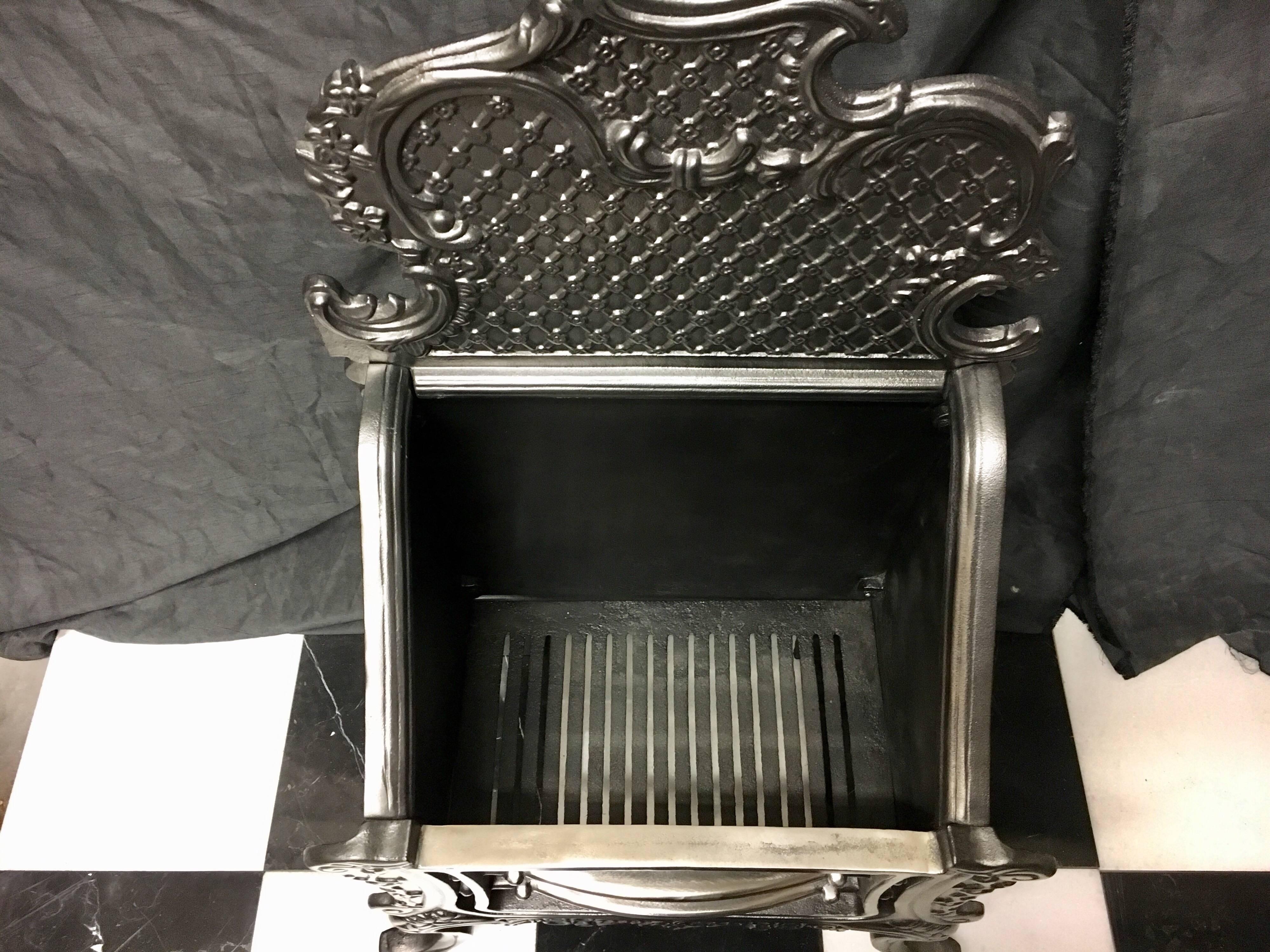 Anglais Grande grille de cheminée d'époque en fonte de style rococo en vente