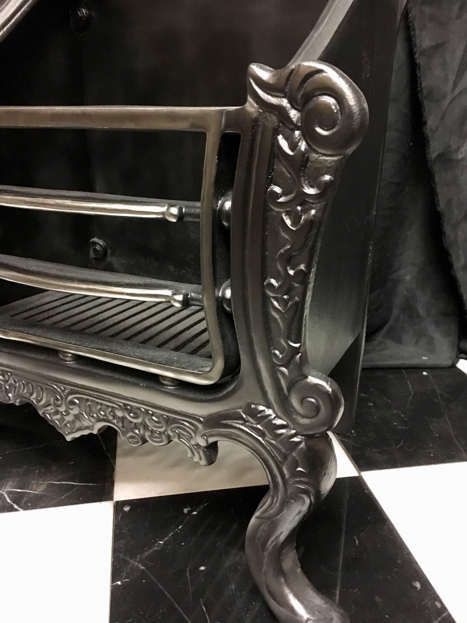 Grande grille de cheminée d'époque en fonte de style rococo Bon état - En vente à Edinburgh, GB