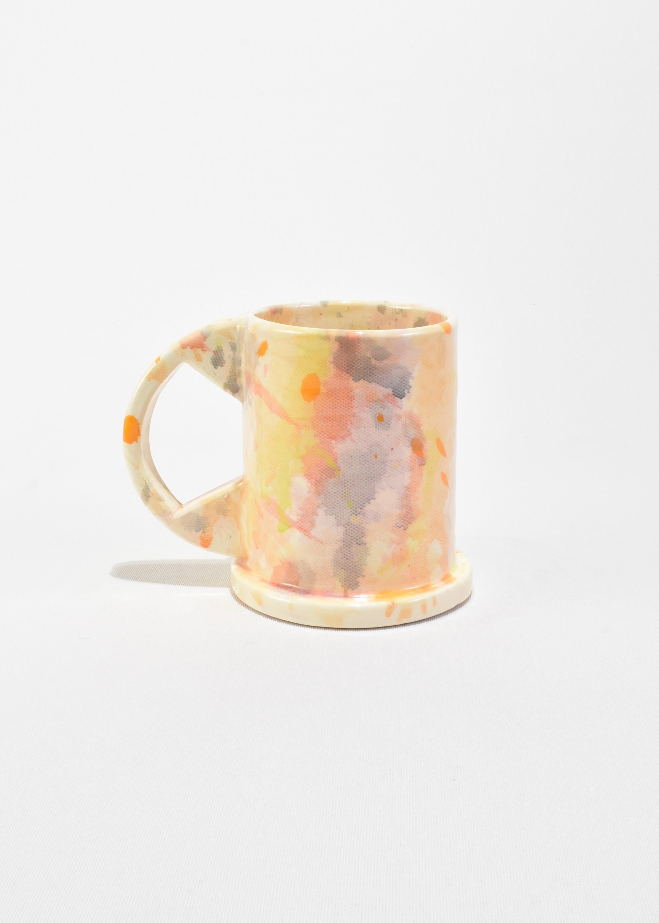 Tasses Tall Splatter uniques en leur genre, conçues par Peters Shire. Ces tasses fonctionnelles et sculpturales sont fabriquées par Echo Park Pottery à Los Angeles, à partir de plaques, et peintes individuellement à la main. Estampillé sur la base :