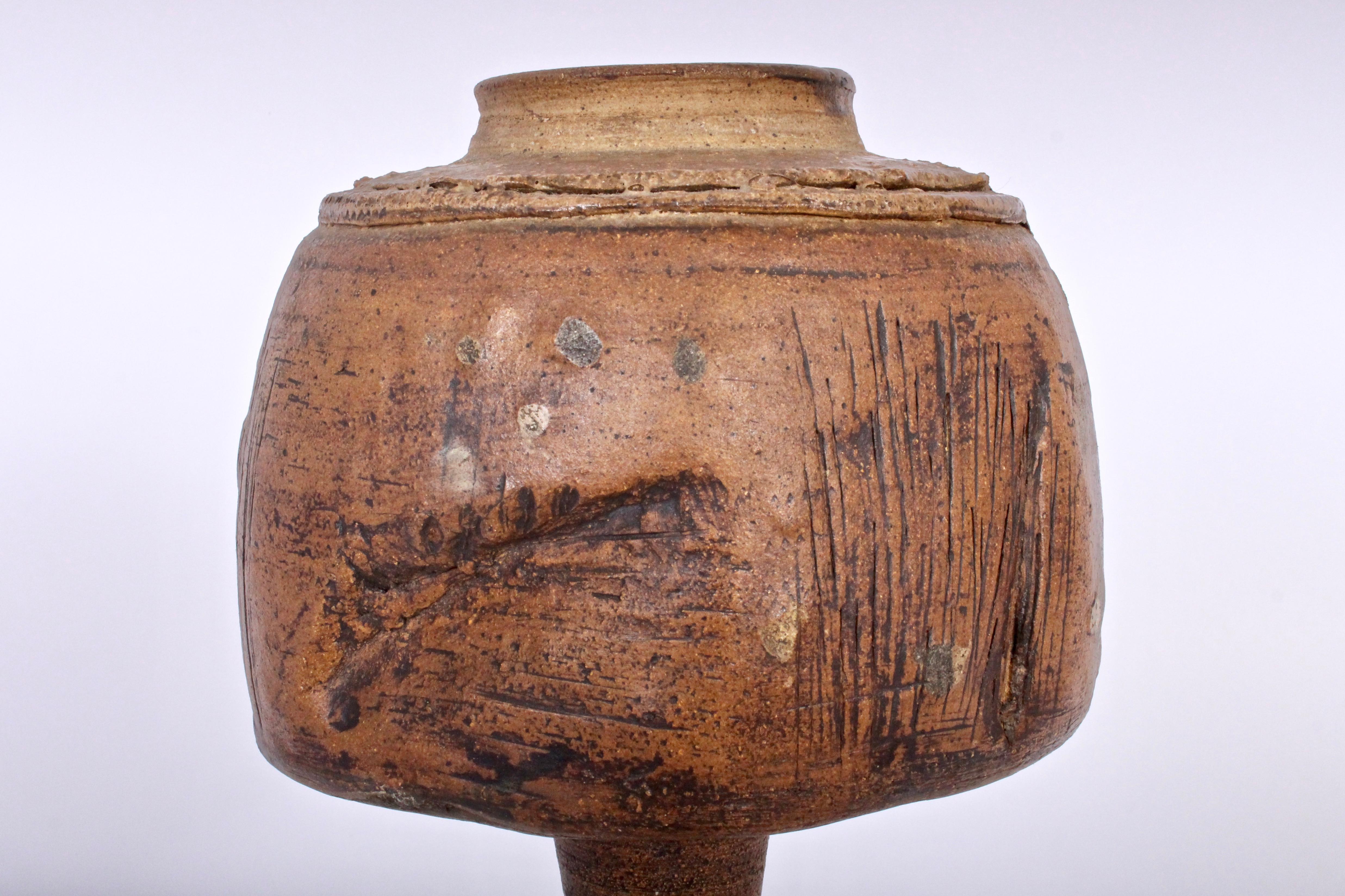 Große Pflanzgefäßvase aus Kunstkeramik im Peter Voulkos-Stil mit Sockel, um 1970 (amerikanisch) im Angebot