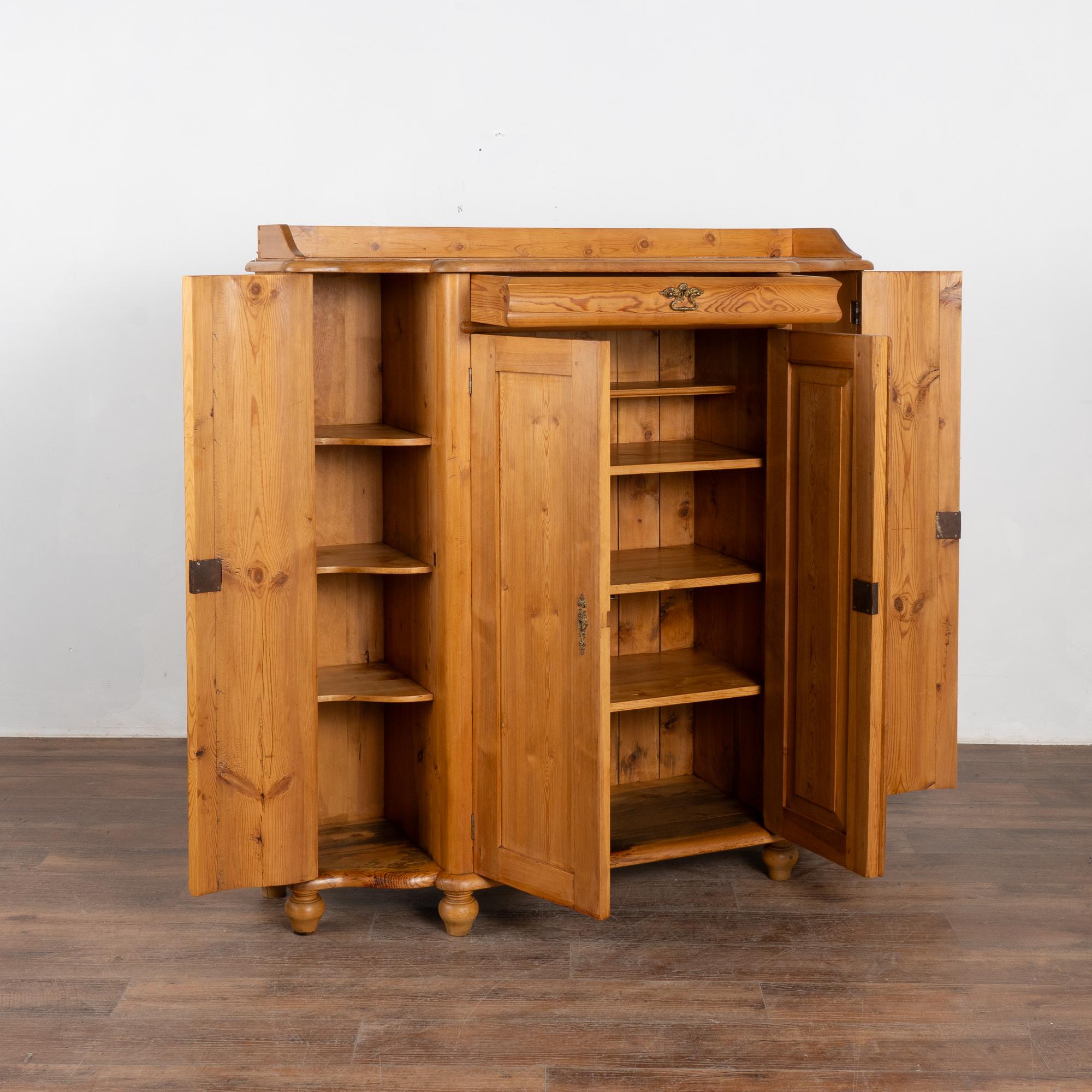 Svedese Credenza alta in pino, Svezia, 1880 circa in vendita