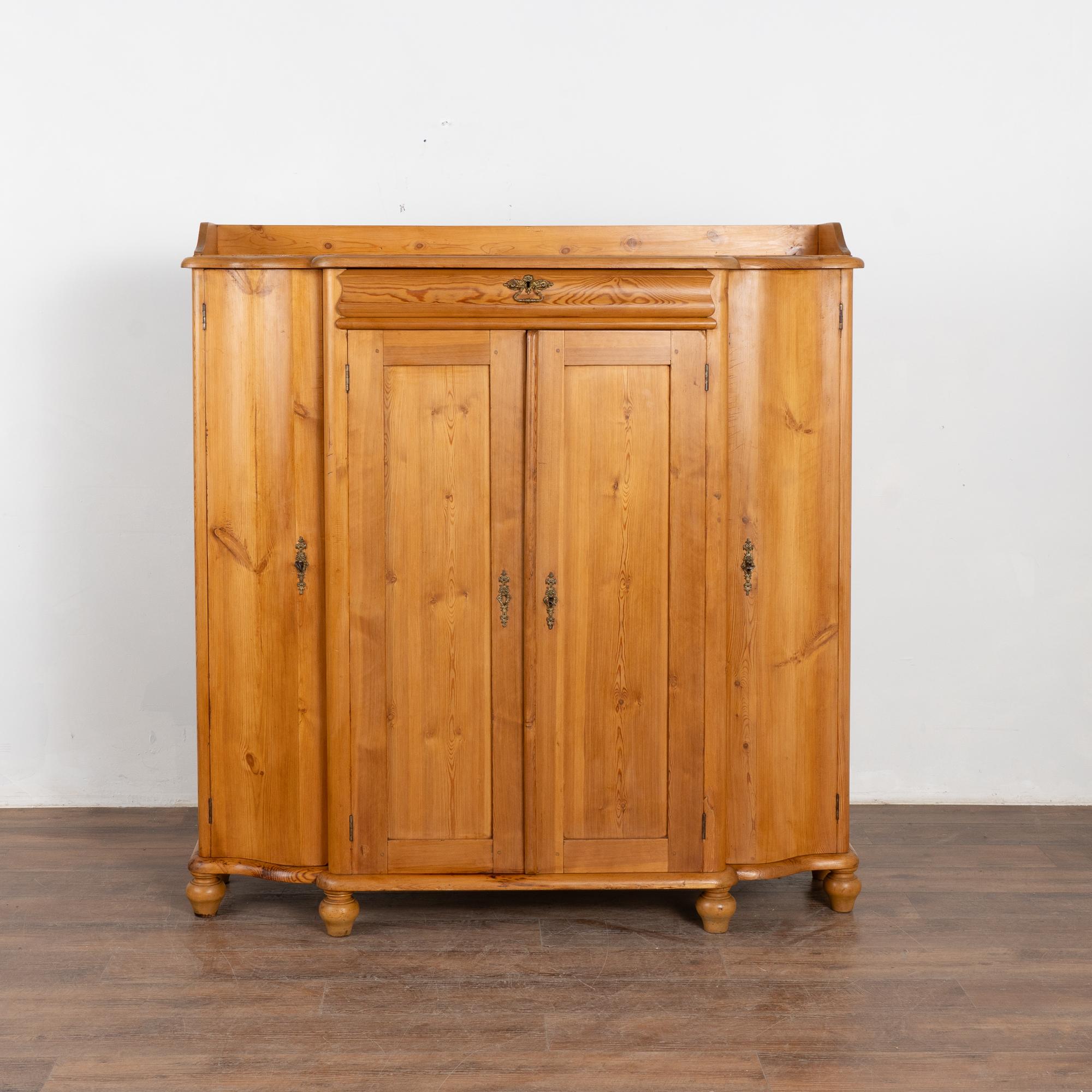 Credenza alta in pino, Svezia, 1880 circa In condizioni buone in vendita a Round Top, TX