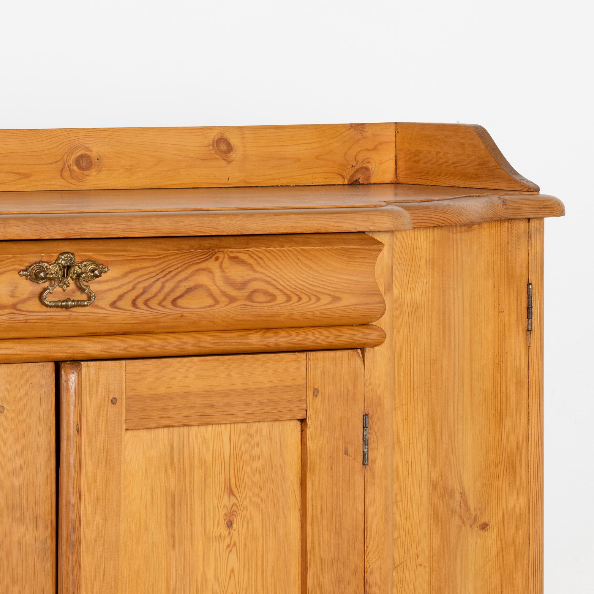 Credenza alta in pino, Svezia, 1880 circa in vendita 1
