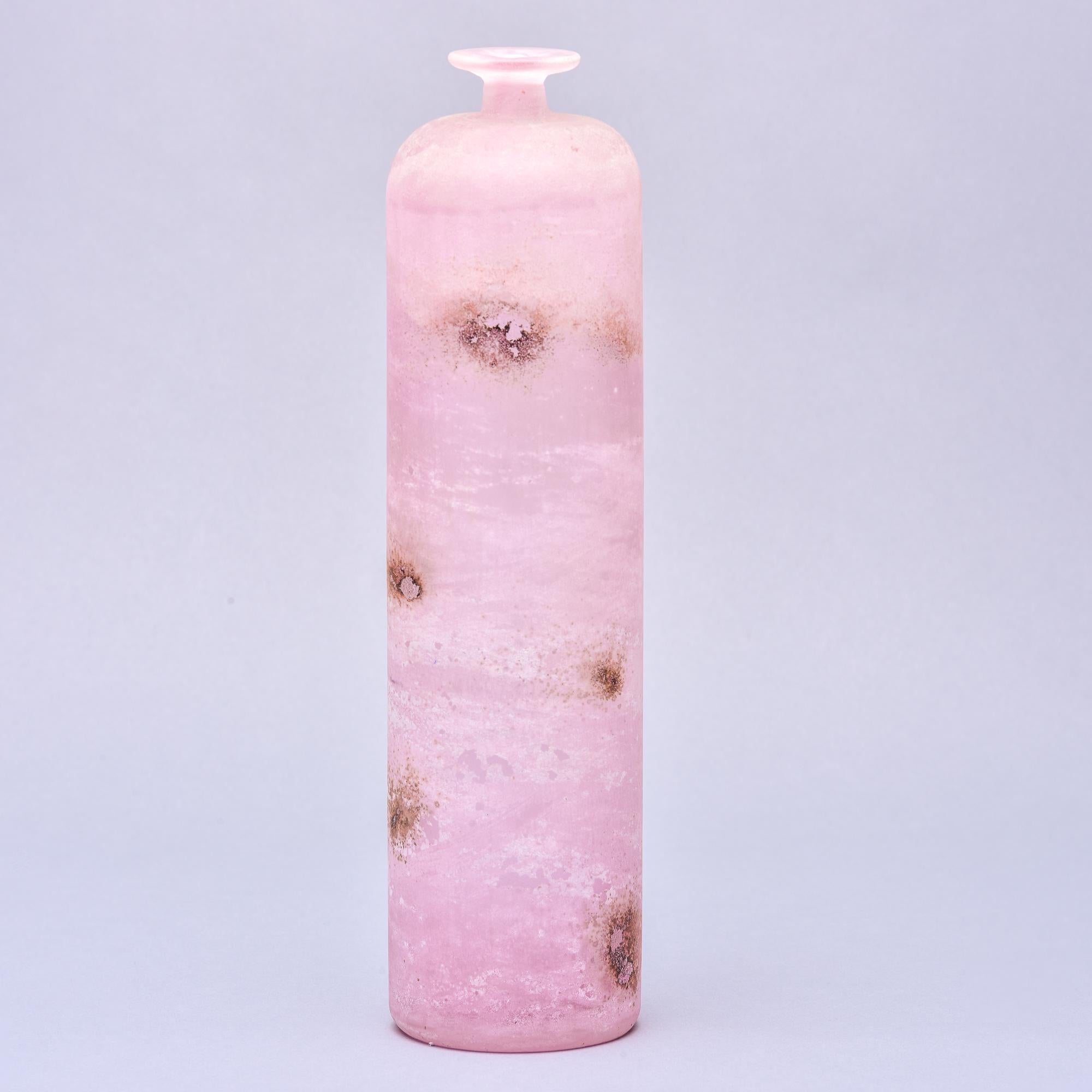 CIRCA 1960 signierte Cenedese Vase in Flaschenform mit schmalem Hals und Rand aus rosafarbenem Murano-Glas im Scavo-Stil. Geätzte Signatur auf der Unterseite des Sockels. 

Sehr guter Vintage-Zustand, keine Mängel festgestellt.