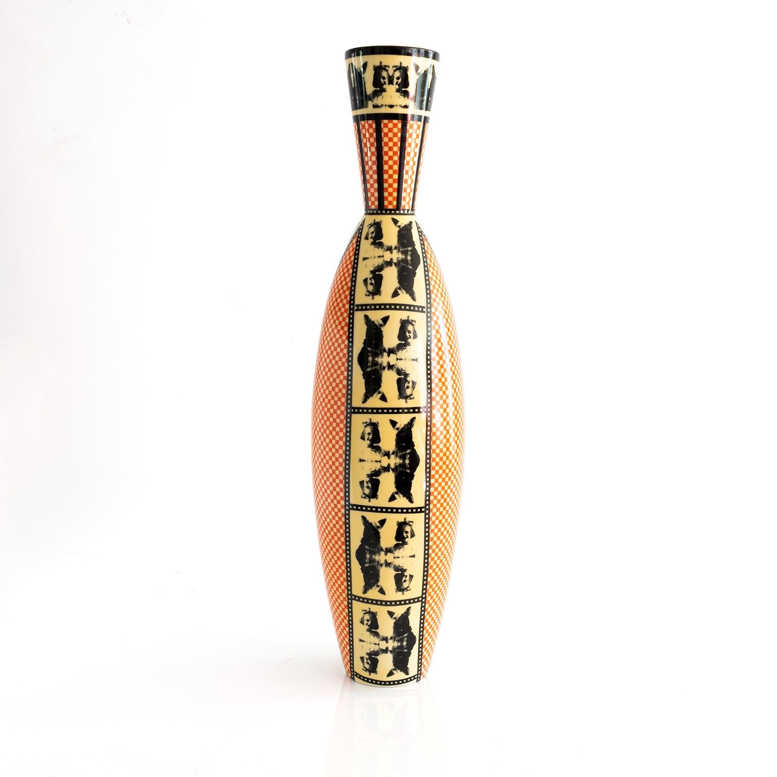 Vaso alto in porcellana di Åsa Lindström per Rörstrand, decorato con un motivo ripetuto di una ragazza con cane e un motivo a scacchiera arancione e giallo. Firmato Rörstrand, Åsa Lindström, circa 1990.

Misure: Altezza 20,5