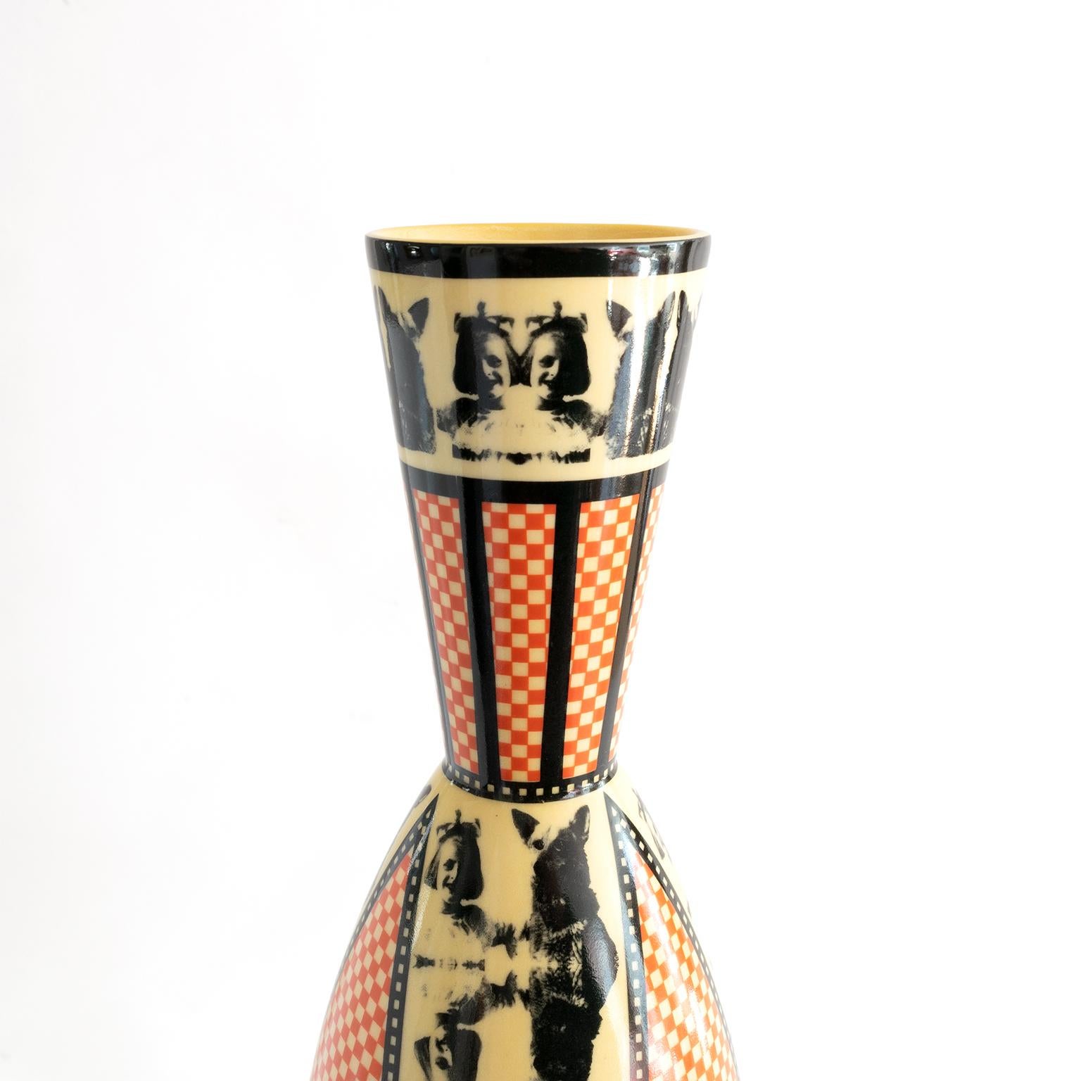 Vaso alto in porcellana Åsa Lindström per Rörstrand con motivo a scacchiera In condizioni ottime in vendita a New York, NY